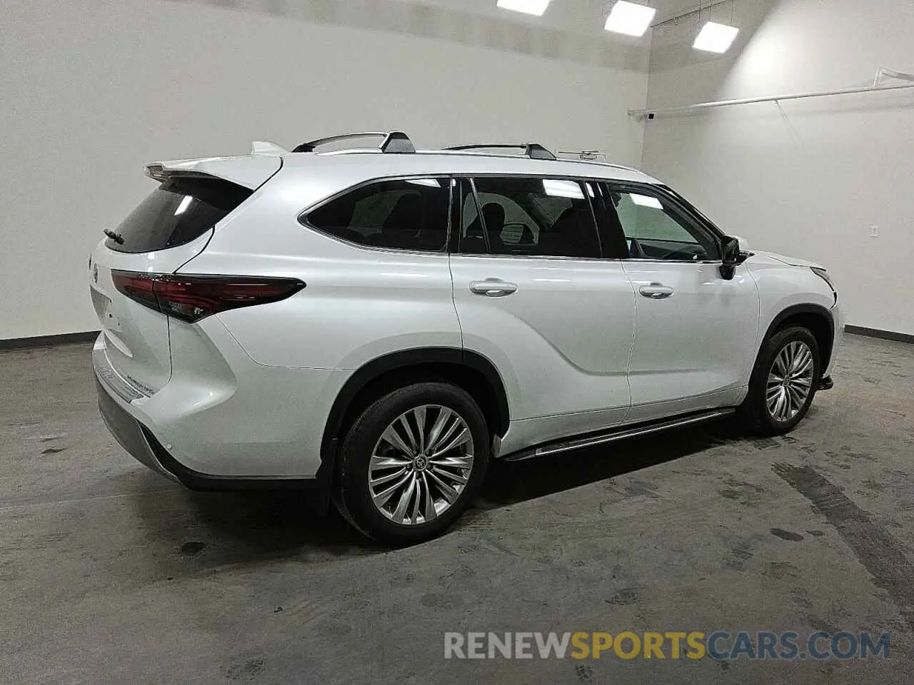 3 Photograph of a damaged car 5TDKDRBHXSS575968 TOYOTA HIGHLANDER 2025