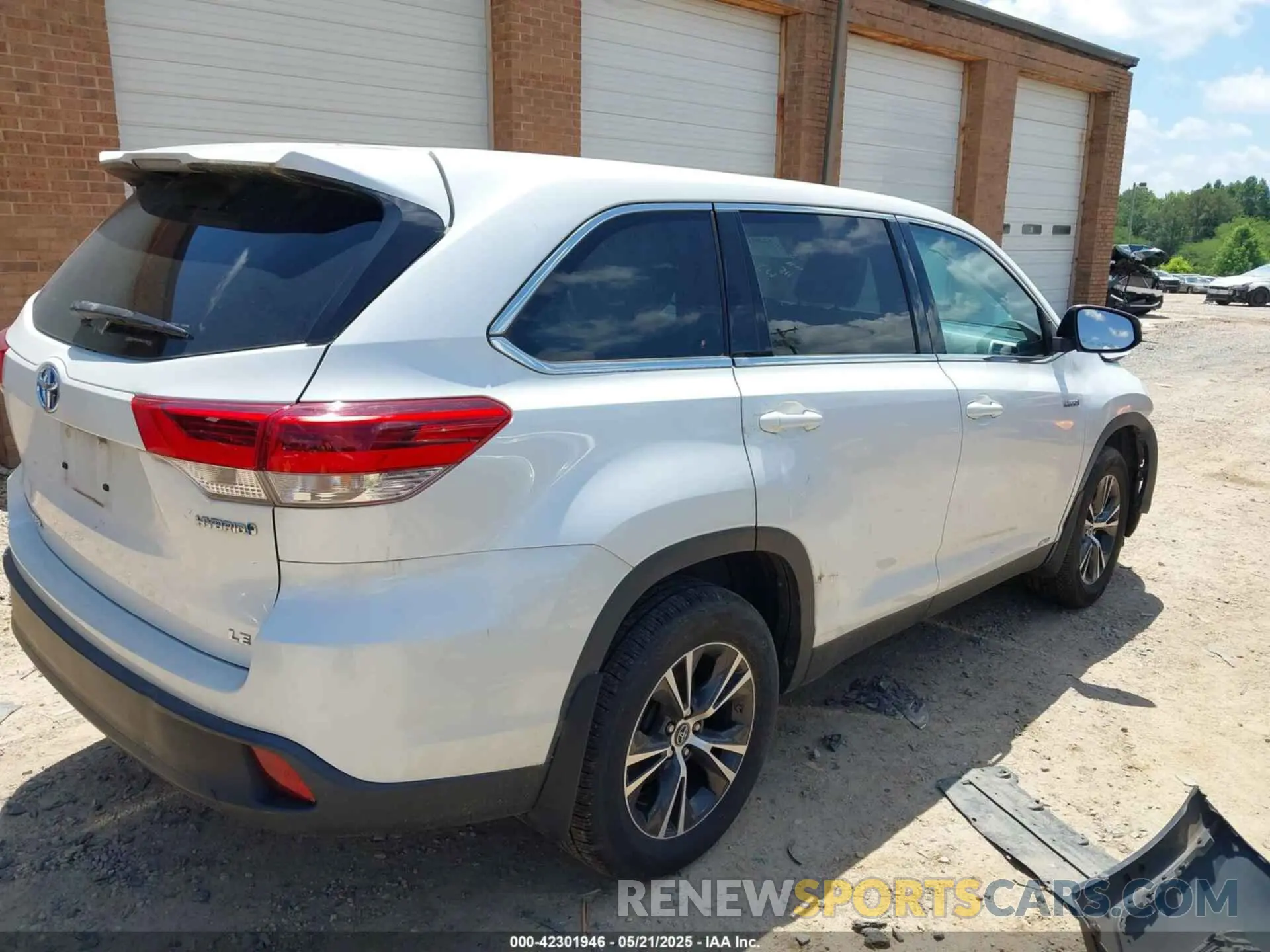 4 Photograph of a damaged car 5TDBGRFH6KS070611 TOYOTA HIGHLANDER HYBRID 2019