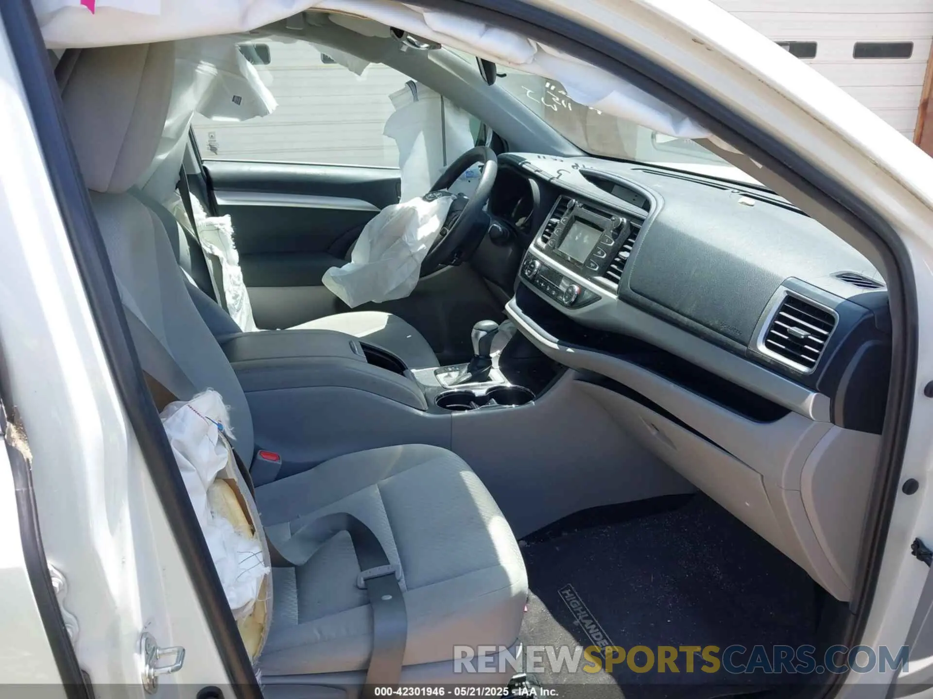 5 Photograph of a damaged car 5TDBGRFH6KS070611 TOYOTA HIGHLANDER HYBRID 2019