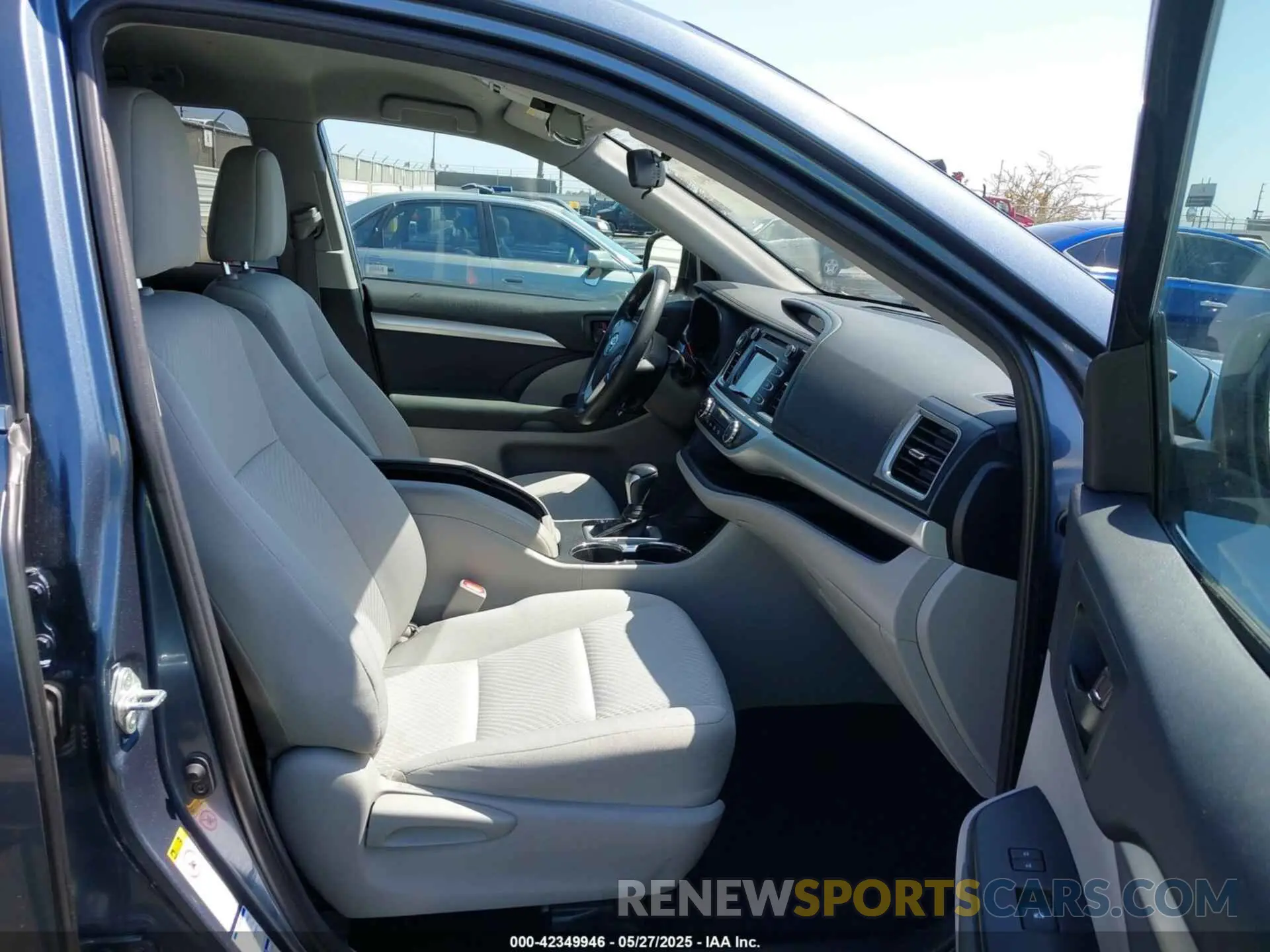 5 Photograph of a damaged car 5TDBGRFHXKS074774 TOYOTA HIGHLANDER HYBRID 2019