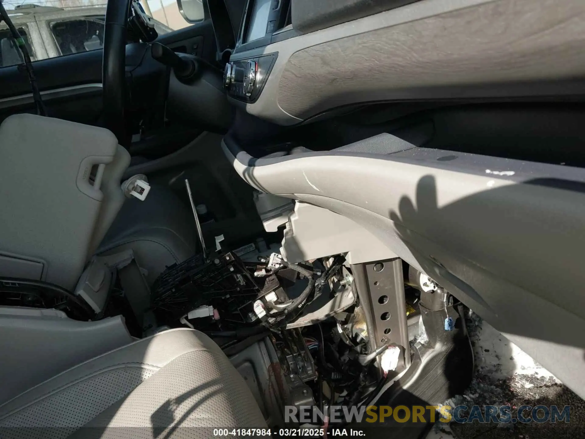 17 Photograph of a damaged car 5TDDGRFH1KS078527 TOYOTA HIGHLANDER HYBRID 2019