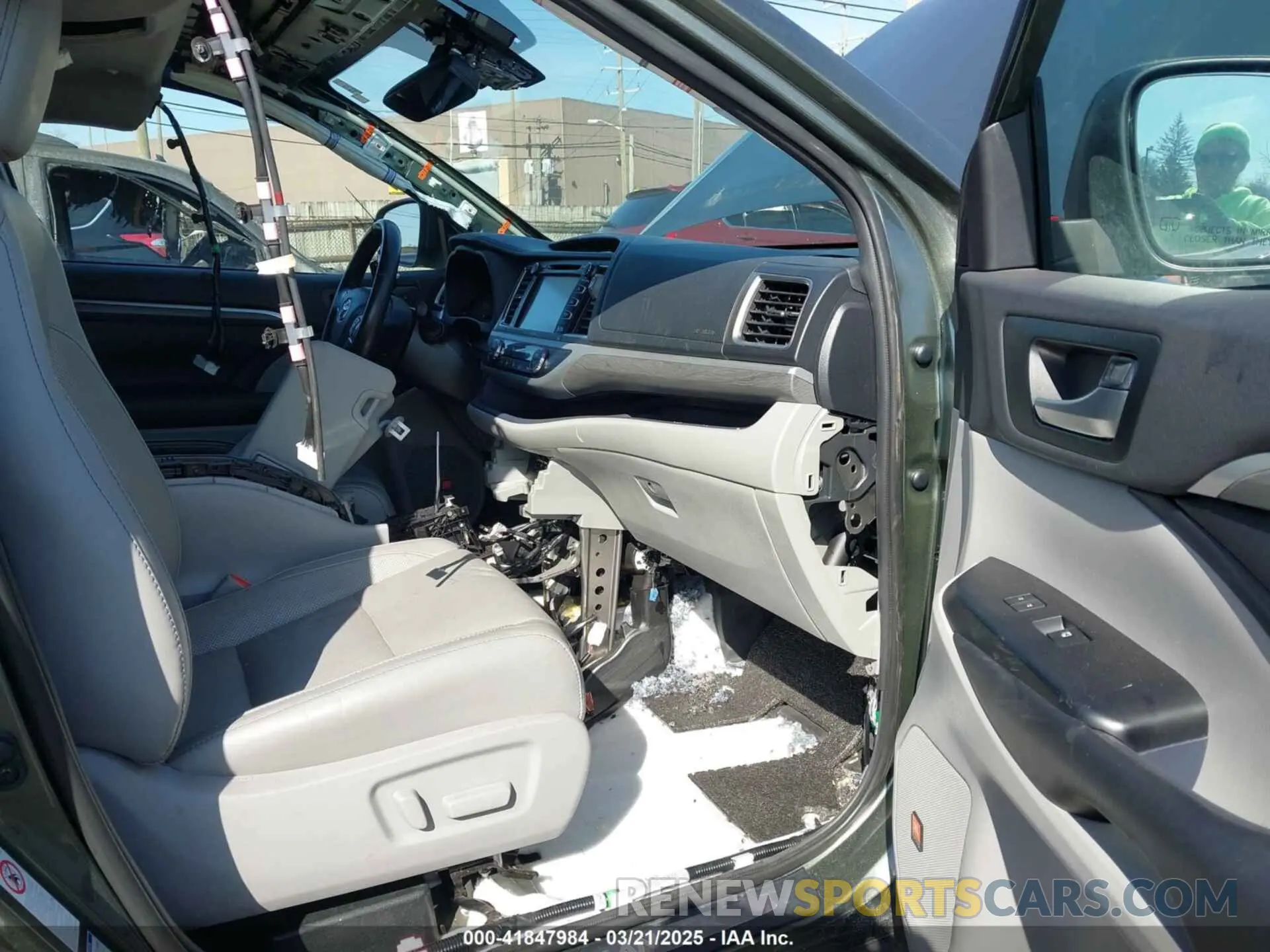 5 Photograph of a damaged car 5TDDGRFH1KS078527 TOYOTA HIGHLANDER HYBRID 2019