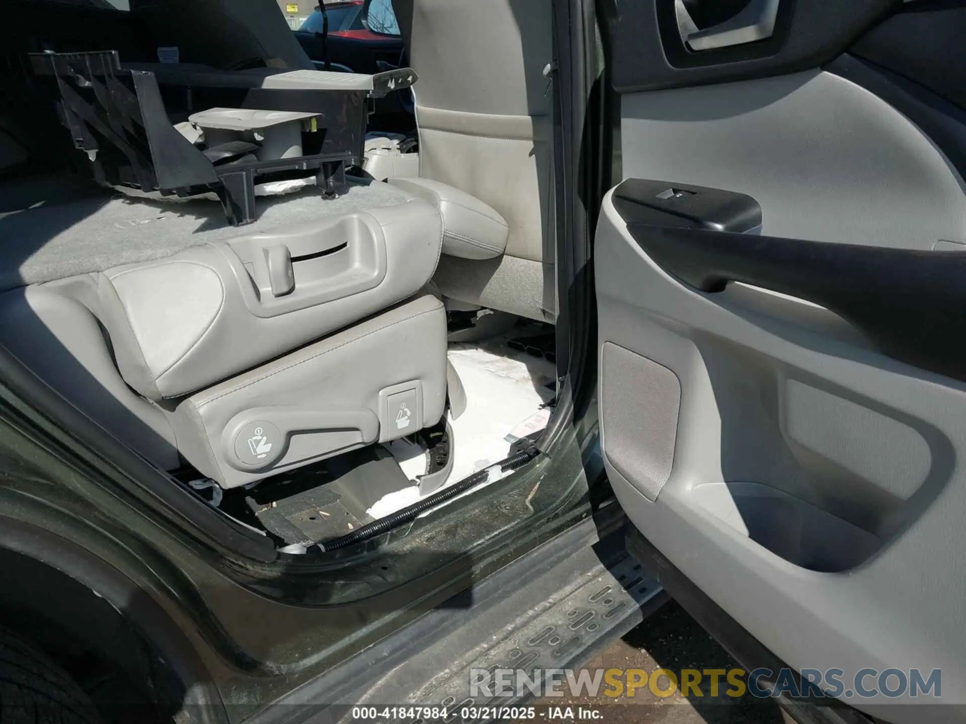 8 Photograph of a damaged car 5TDDGRFH1KS078527 TOYOTA HIGHLANDER HYBRID 2019