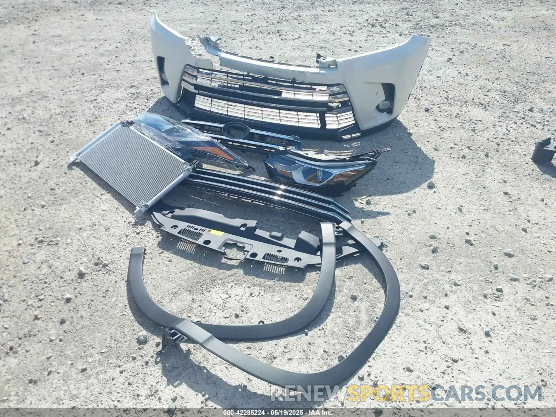 12 Photograph of a damaged car 5TDDGRFH9KS053293 TOYOTA HIGHLANDER HYBRID 2019
