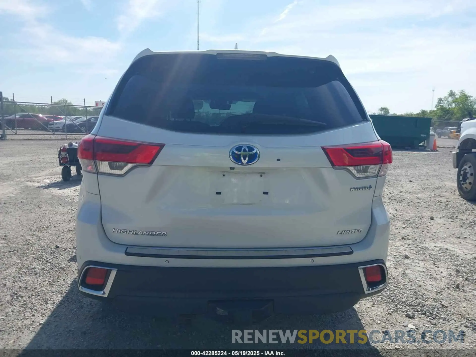 17 Photograph of a damaged car 5TDDGRFH9KS053293 TOYOTA HIGHLANDER HYBRID 2019