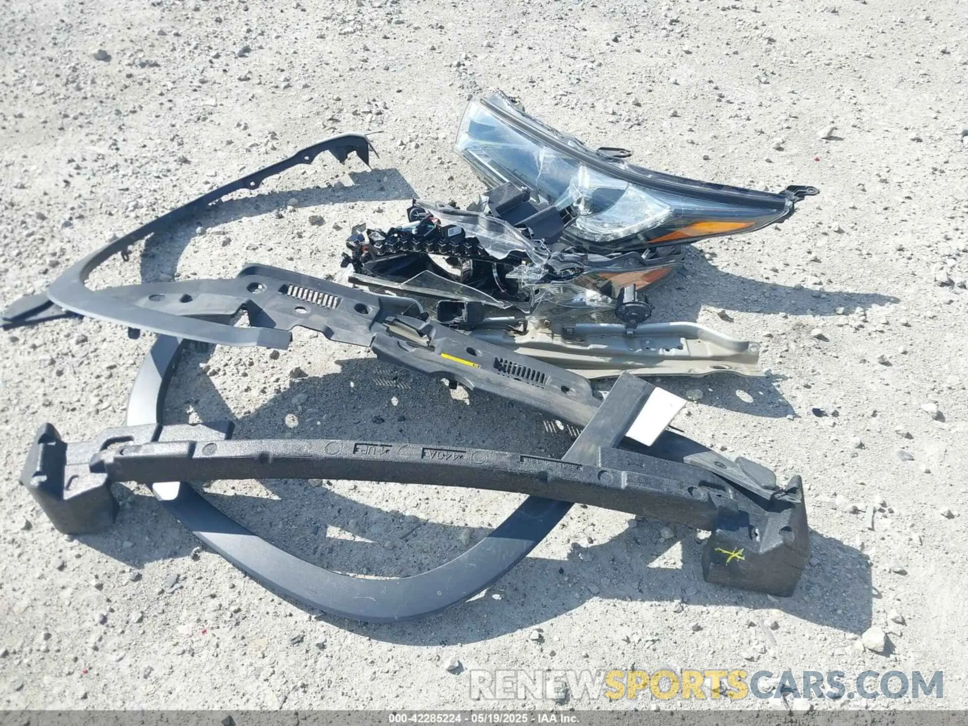 18 Photograph of a damaged car 5TDDGRFH9KS053293 TOYOTA HIGHLANDER HYBRID 2019