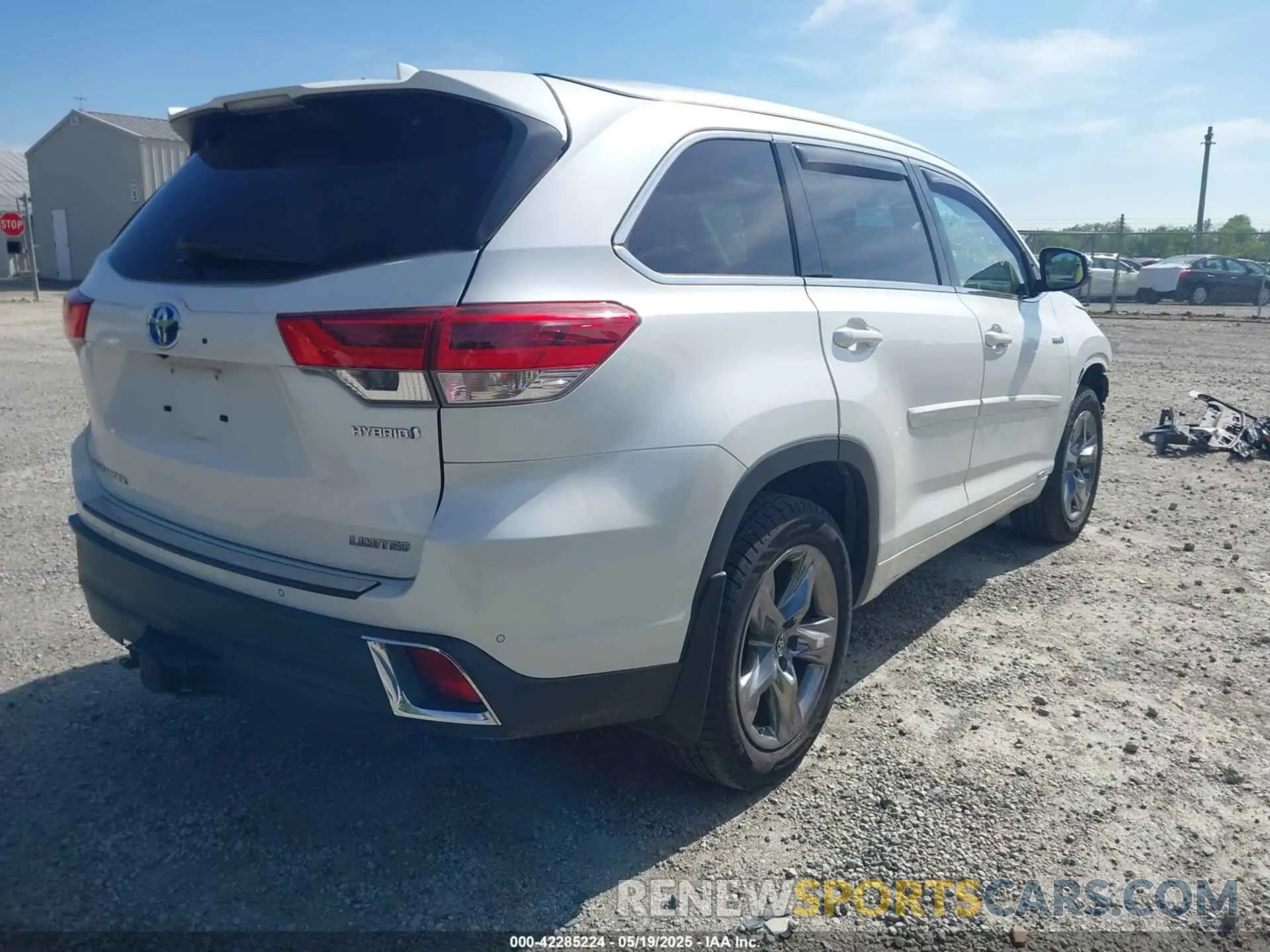 4 Photograph of a damaged car 5TDDGRFH9KS053293 TOYOTA HIGHLANDER HYBRID 2019