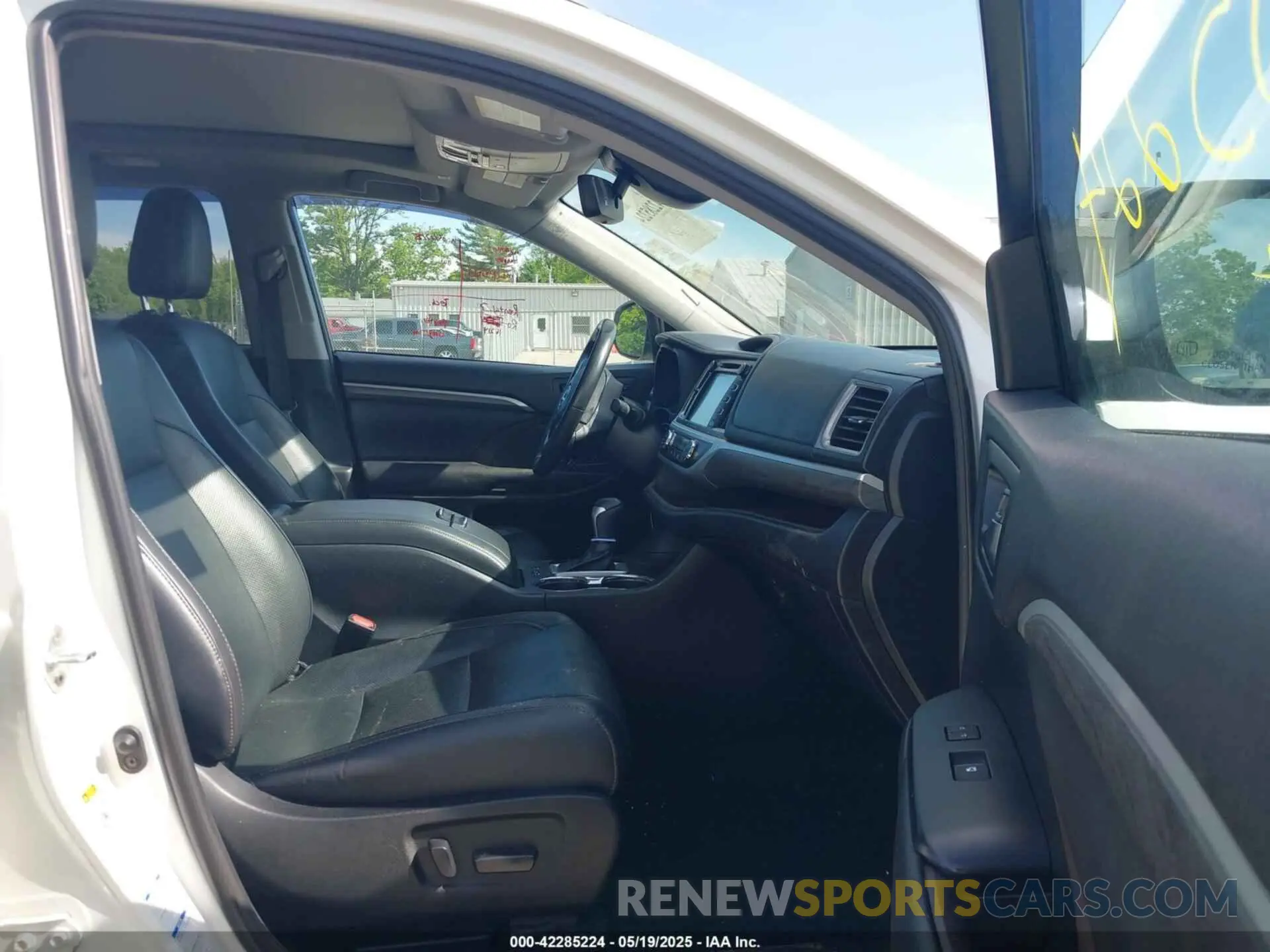 5 Photograph of a damaged car 5TDDGRFH9KS053293 TOYOTA HIGHLANDER HYBRID 2019