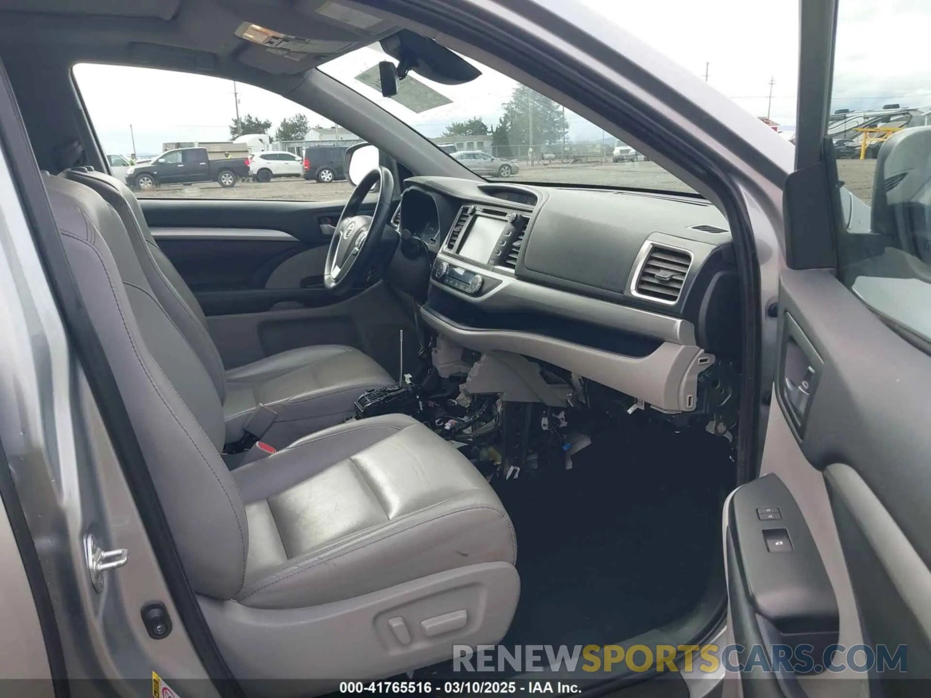 5 Photograph of a damaged car 5TDJGRFH1KS055686 TOYOTA HIGHLANDER HYBRID 2019