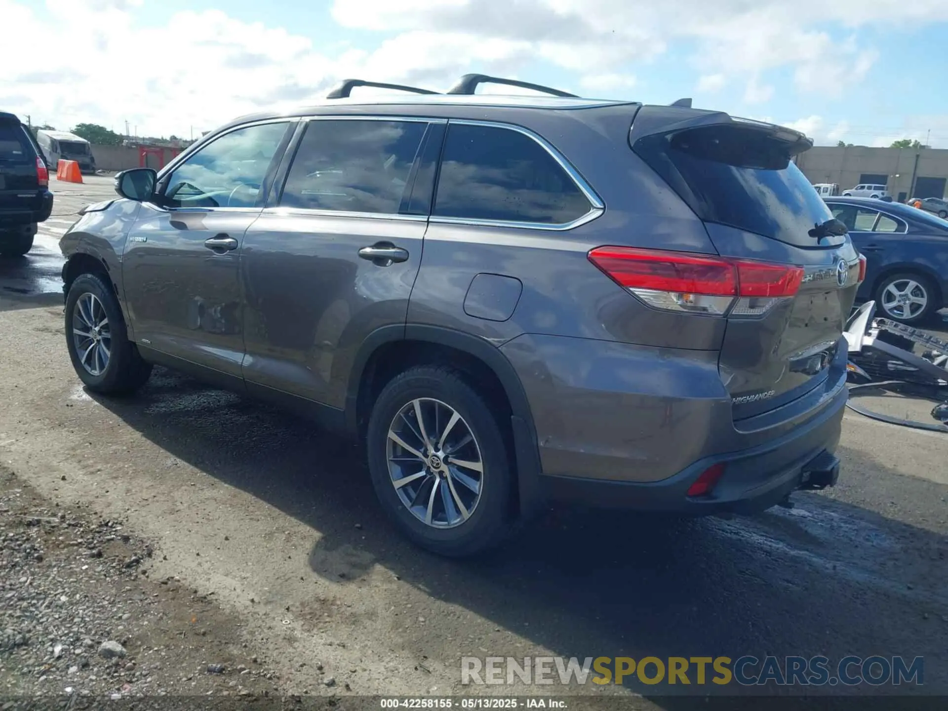 3 Photograph of a damaged car 5TDJGRFH6KS078946 TOYOTA HIGHLANDER HYBRID 2019