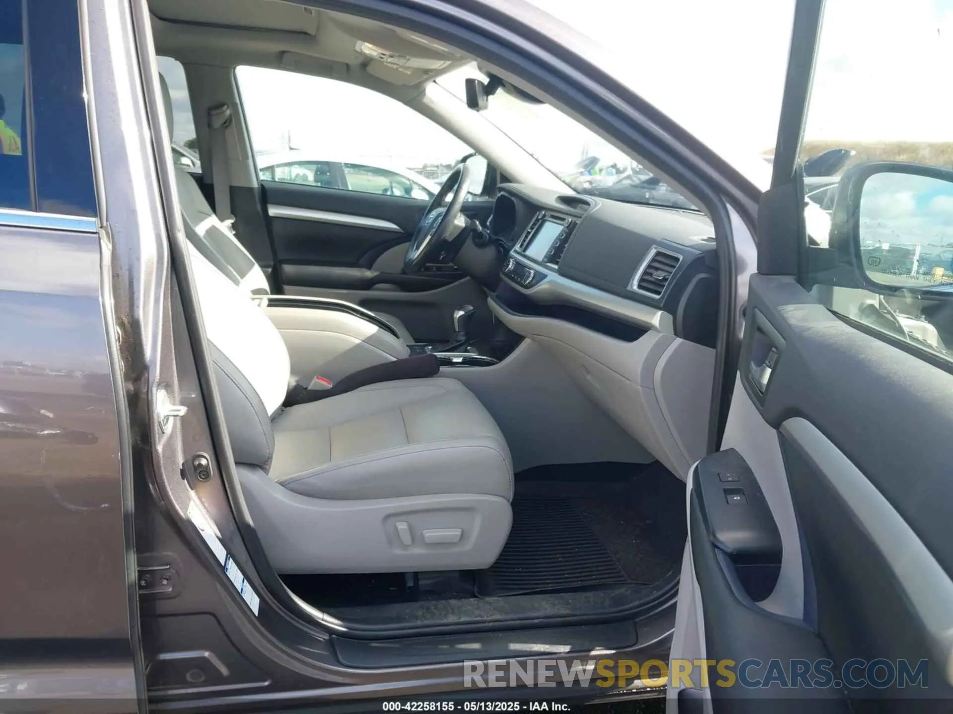 5 Photograph of a damaged car 5TDJGRFH6KS078946 TOYOTA HIGHLANDER HYBRID 2019