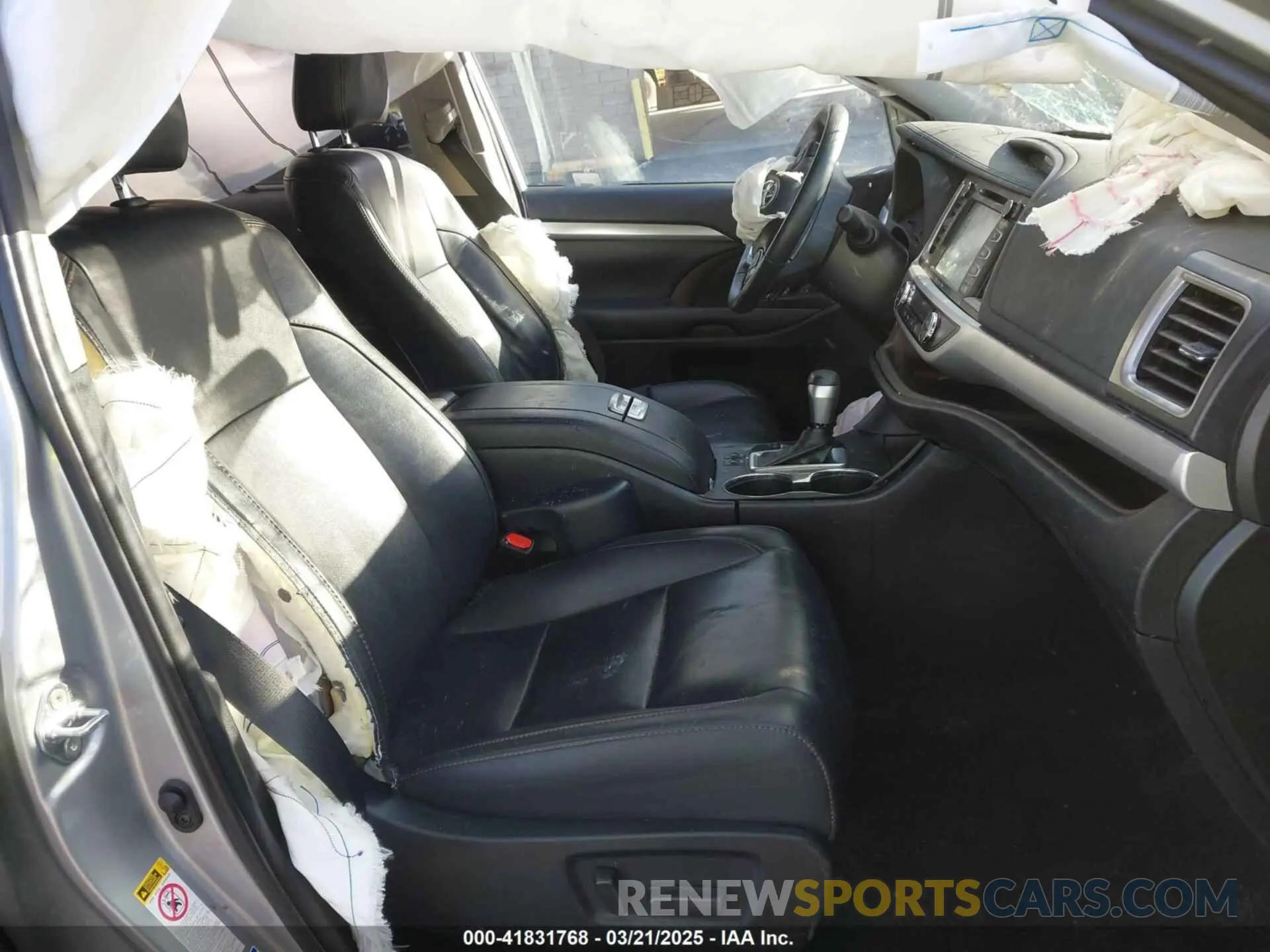 5 Photograph of a damaged car 5TDJGRFH8KS068239 TOYOTA HIGHLANDER HYBRID 2019