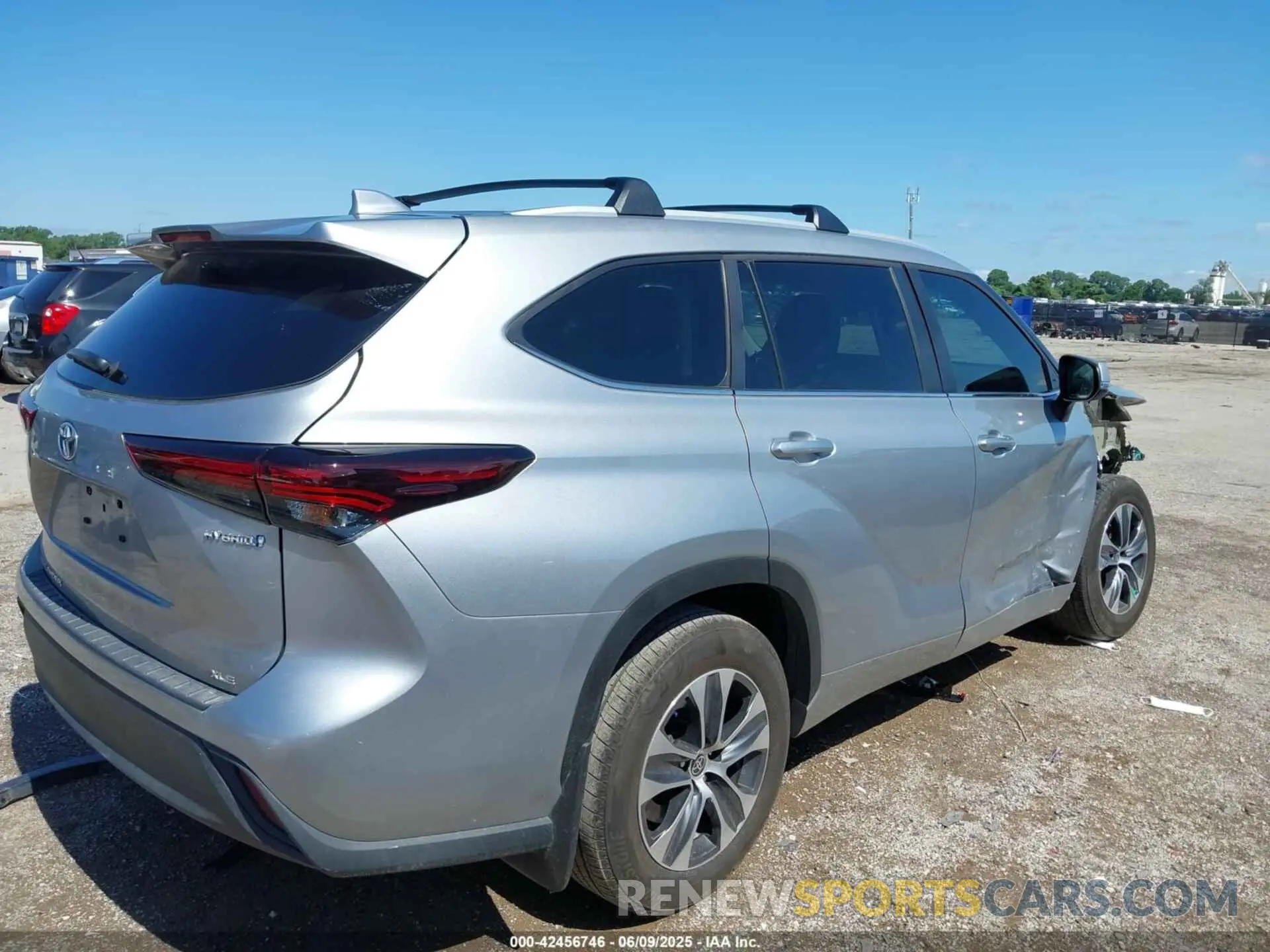 4 Photograph of a damaged car 5TDKARAH3RS024463 TOYOTA HIGHLANDER HYBRID 2024