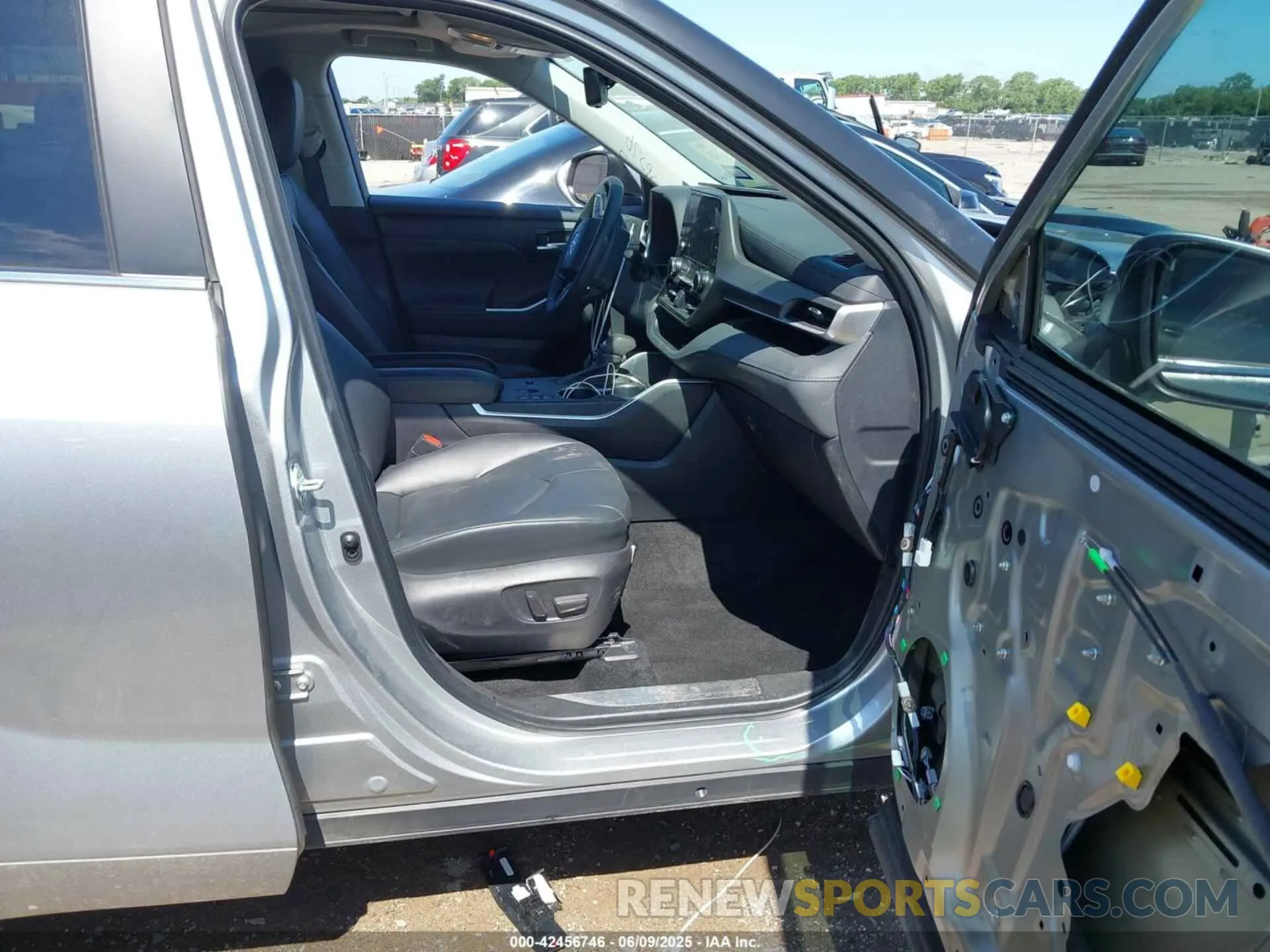 5 Photograph of a damaged car 5TDKARAH3RS024463 TOYOTA HIGHLANDER HYBRID 2024