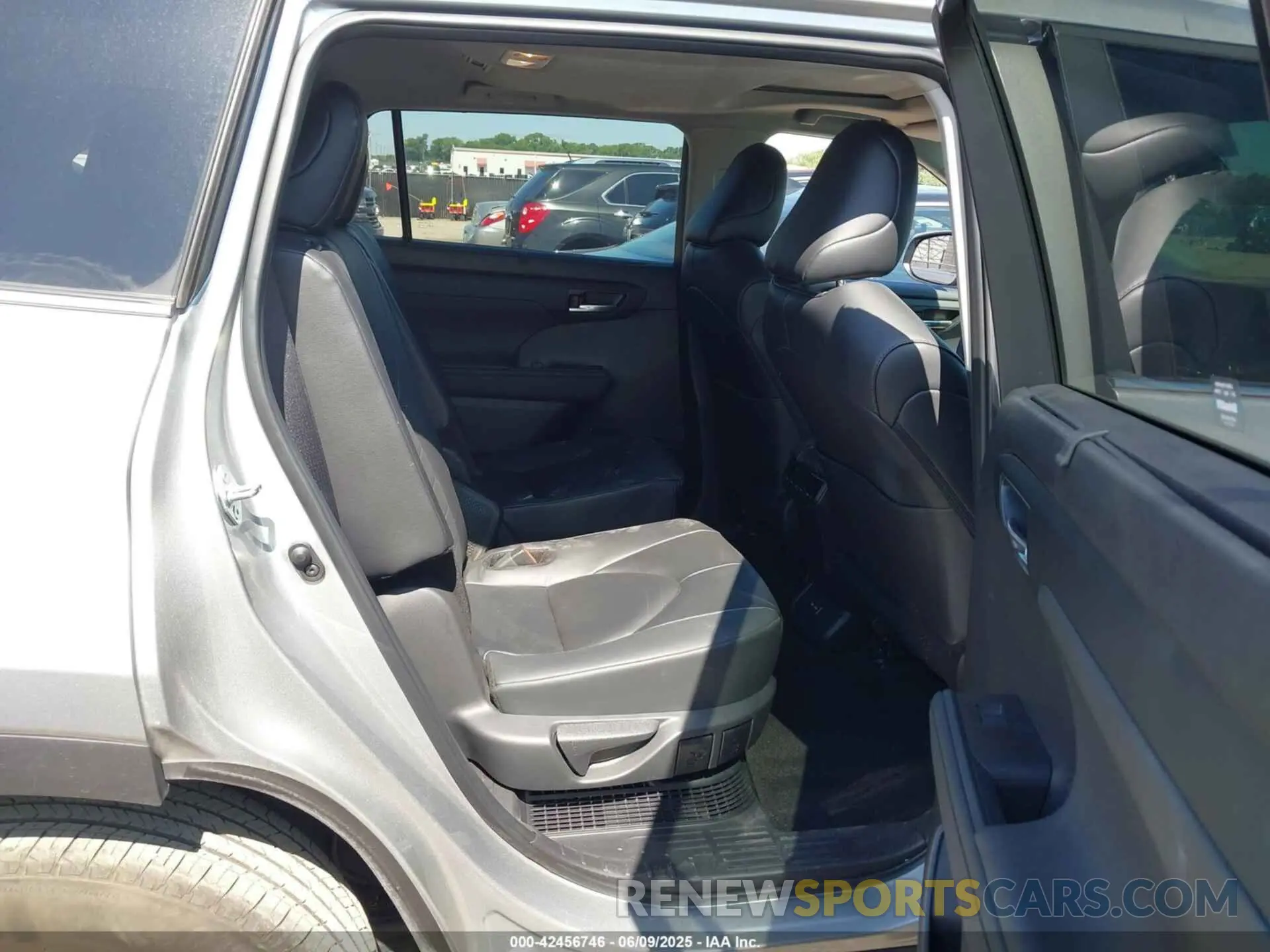 8 Photograph of a damaged car 5TDKARAH3RS024463 TOYOTA HIGHLANDER HYBRID 2024