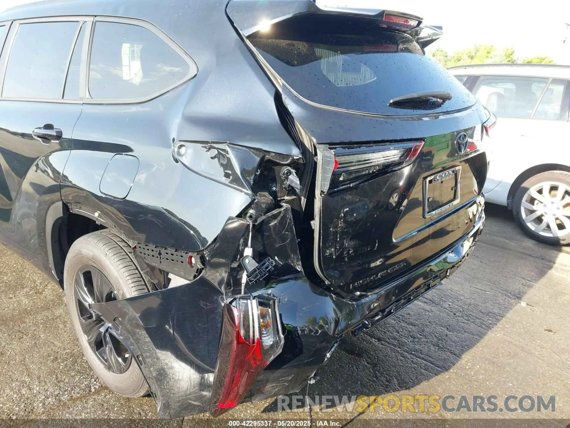6 Photograph of a damaged car 5TDKARAH3RS529855 TOYOTA HIGHLANDER HYBRID 2024