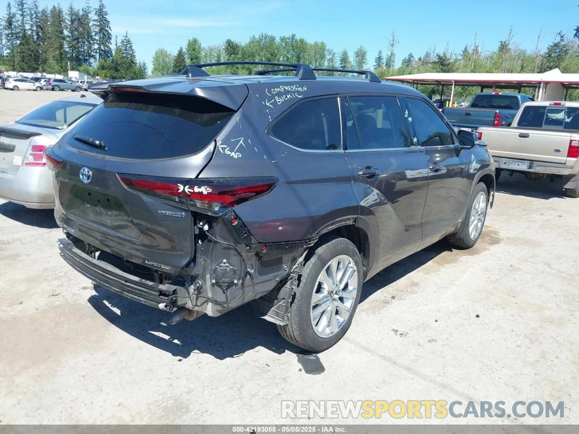 4 Photograph of a damaged car 5TDXBRCH1RS612605 TOYOTA HIGHLANDER HYBRID 2024