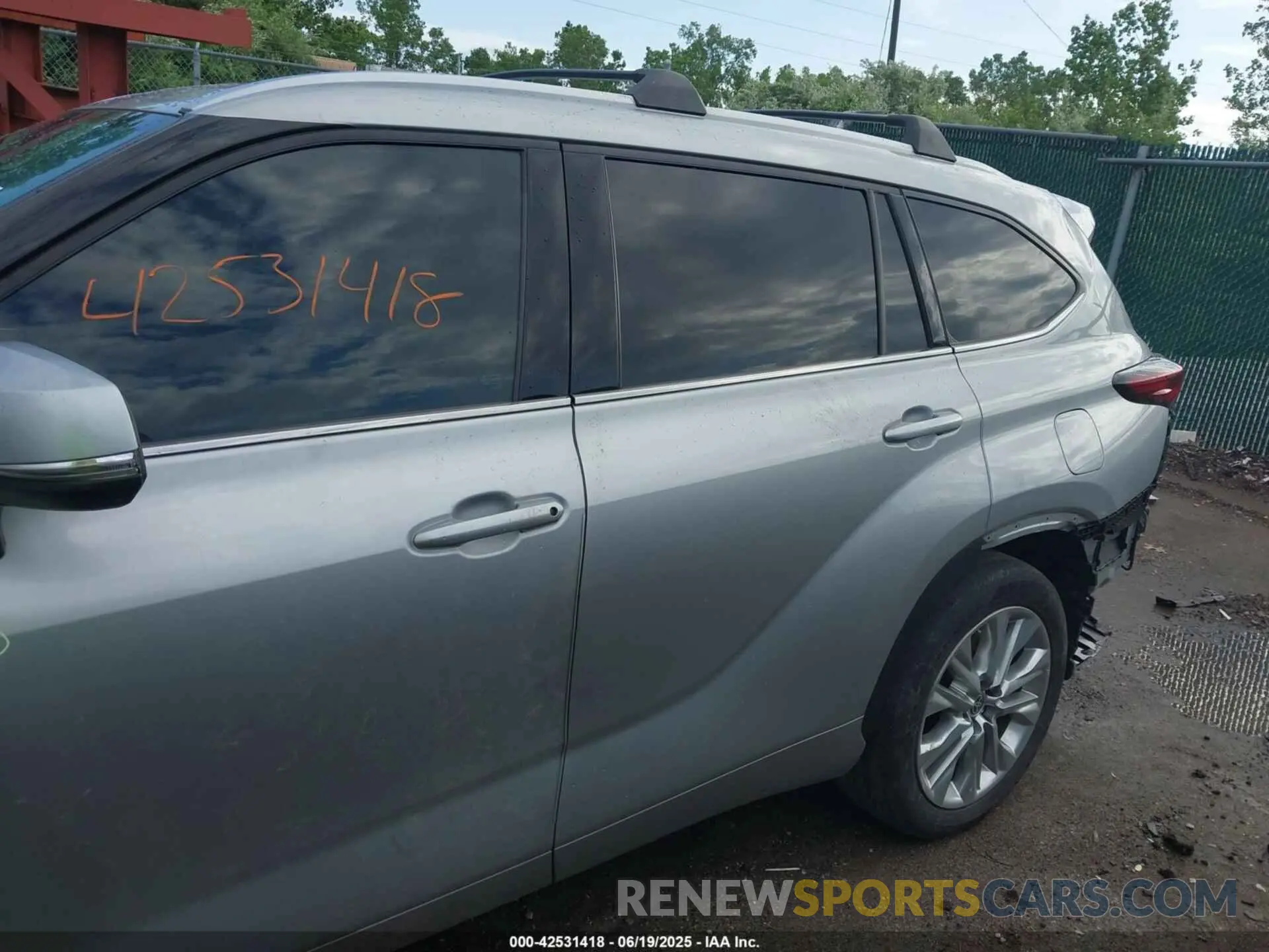 15 Photograph of a damaged car 5TDXBRCH2RS603069 TOYOTA HIGHLANDER HYBRID 2024