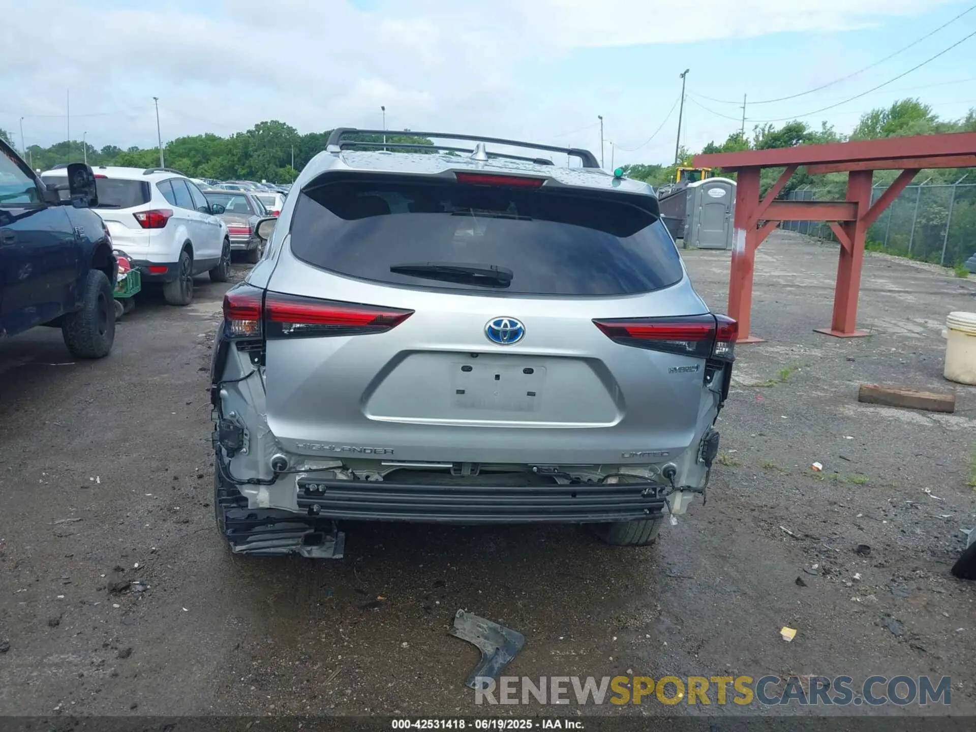 17 Photograph of a damaged car 5TDXBRCH2RS603069 TOYOTA HIGHLANDER HYBRID 2024