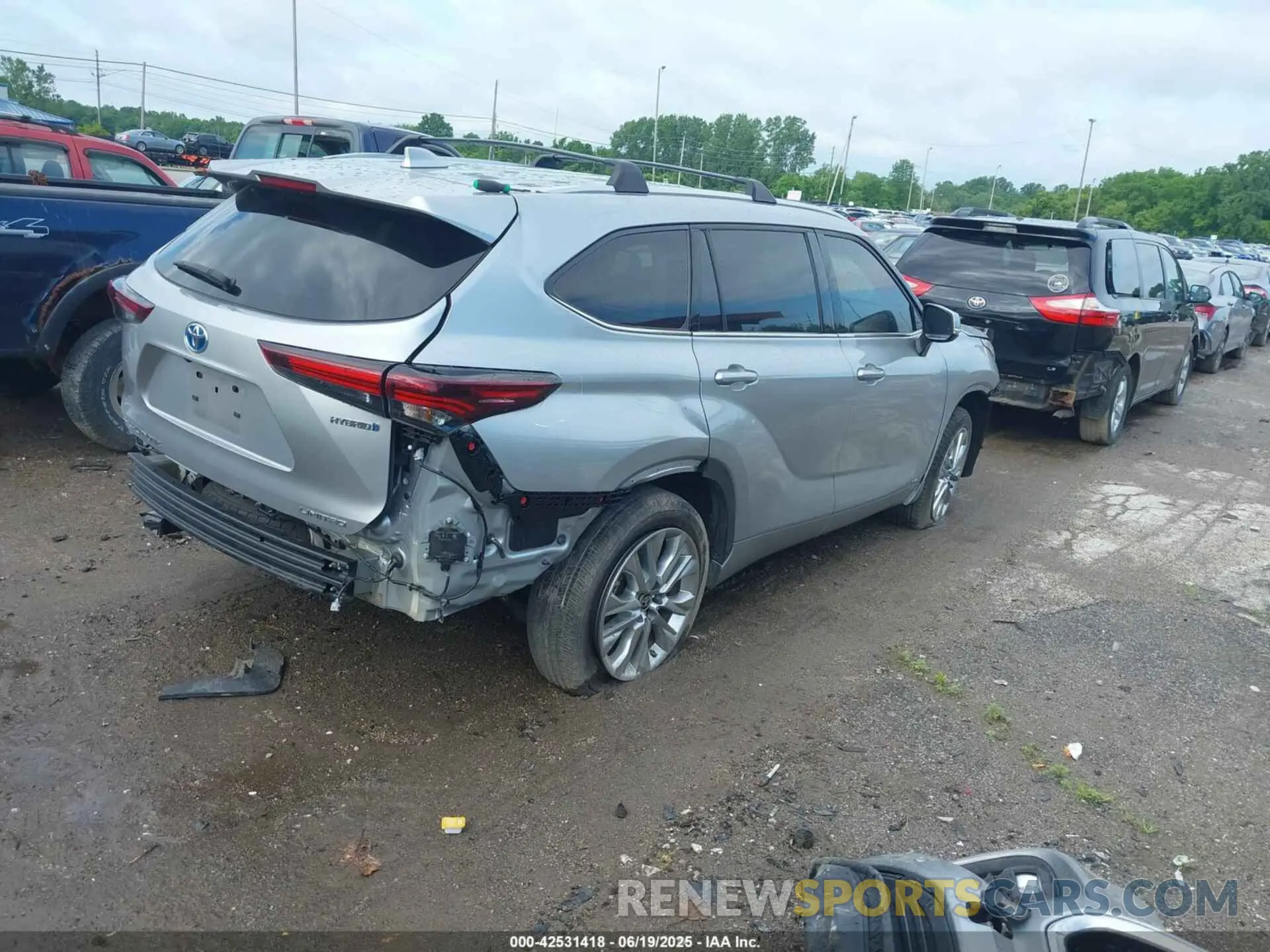 4 Photograph of a damaged car 5TDXBRCH2RS603069 TOYOTA HIGHLANDER HYBRID 2024