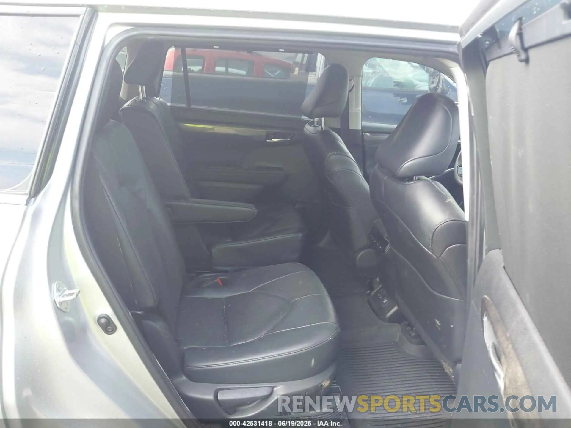8 Photograph of a damaged car 5TDXBRCH2RS603069 TOYOTA HIGHLANDER HYBRID 2024
