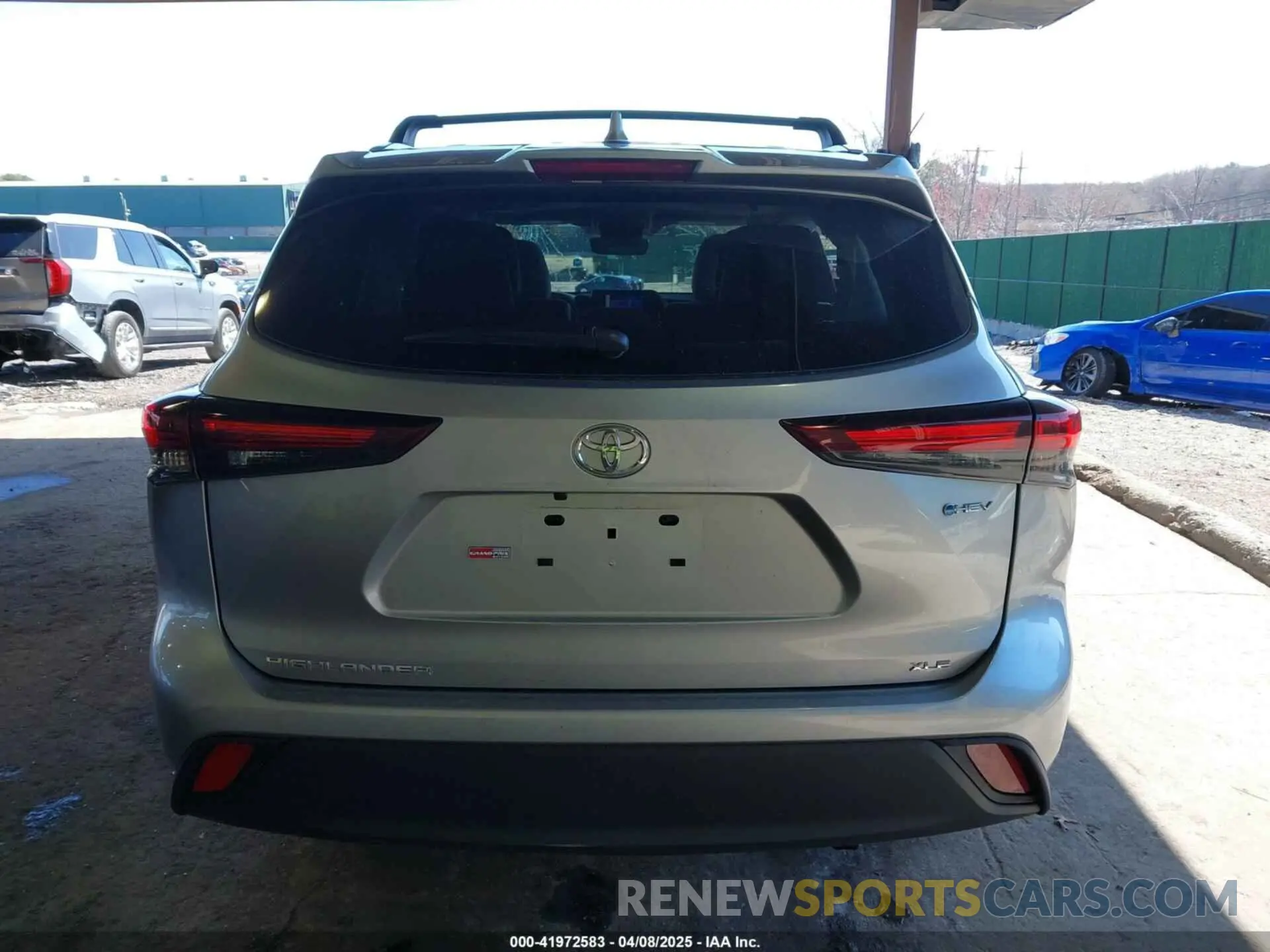 17 Photograph of a damaged car 5TDKBRCH7SS658102 TOYOTA HIGHLANDER HYBRID 2025