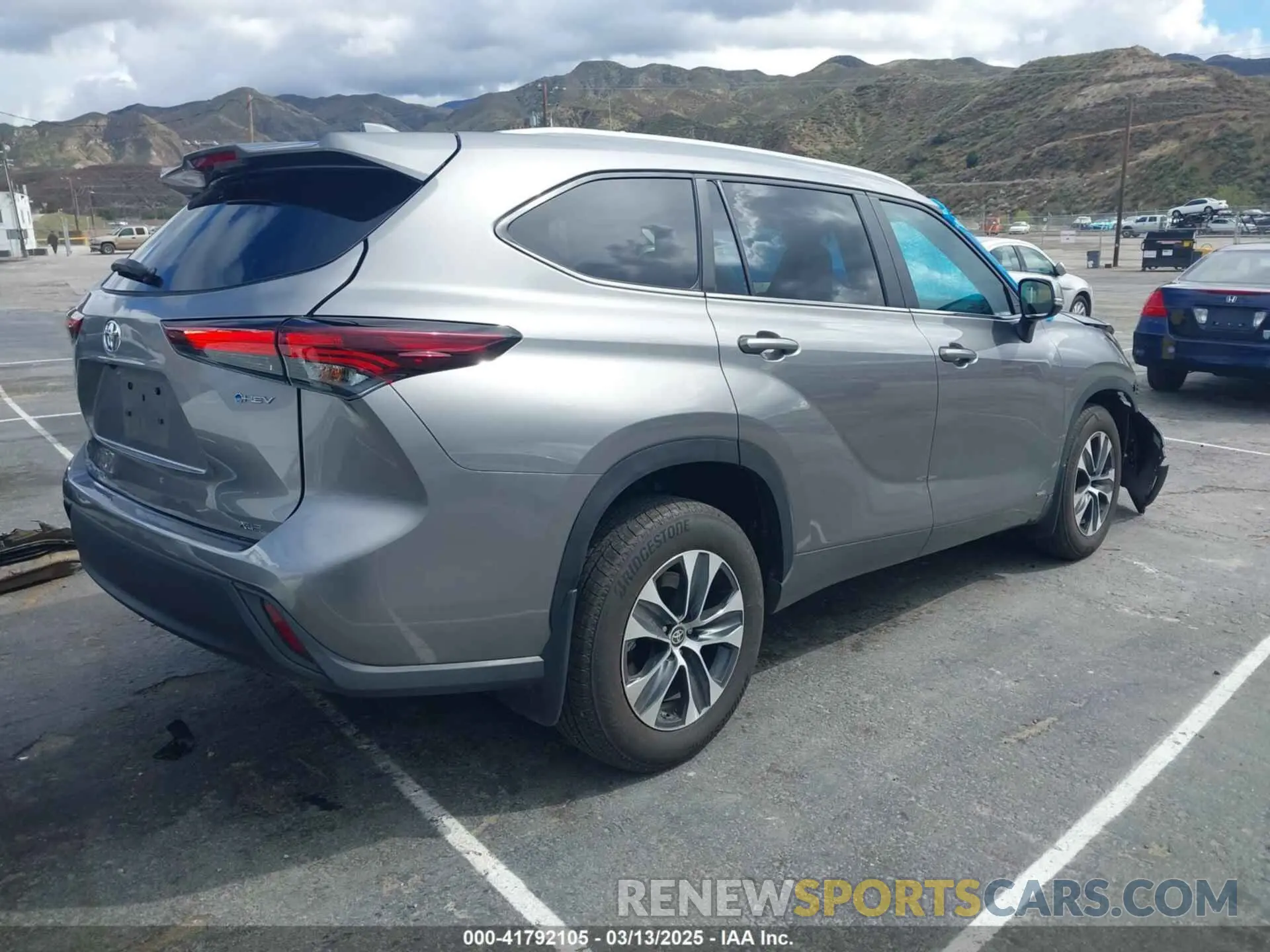 4 Photograph of a damaged car 5TDKBRCHXSS646154 TOYOTA HIGHLANDER HYBRID 2025