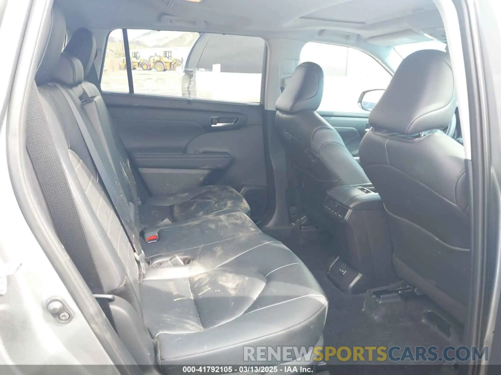 8 Photograph of a damaged car 5TDKBRCHXSS646154 TOYOTA HIGHLANDER HYBRID 2025