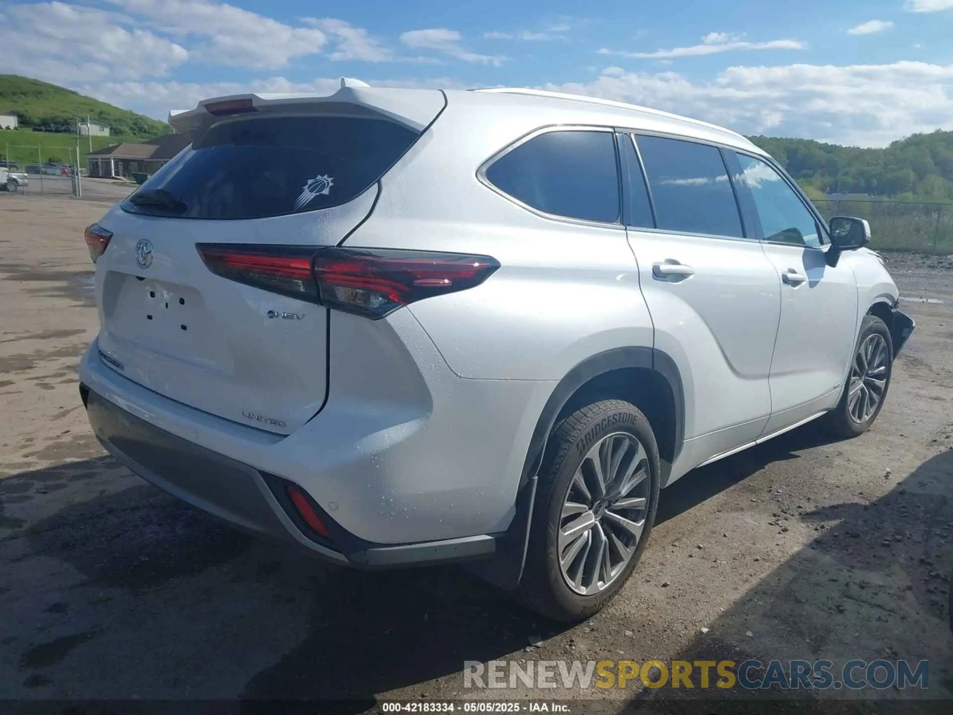 4 Photograph of a damaged car 5TDKBRCHXSS662712 TOYOTA HIGHLANDER HYBRID 2025