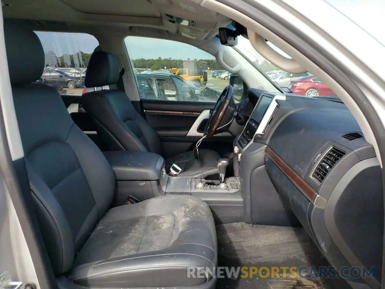 5 Photograph of a damaged car JTMCY7AJ6K4085735 TOYOTA LAND CRUIS 2019