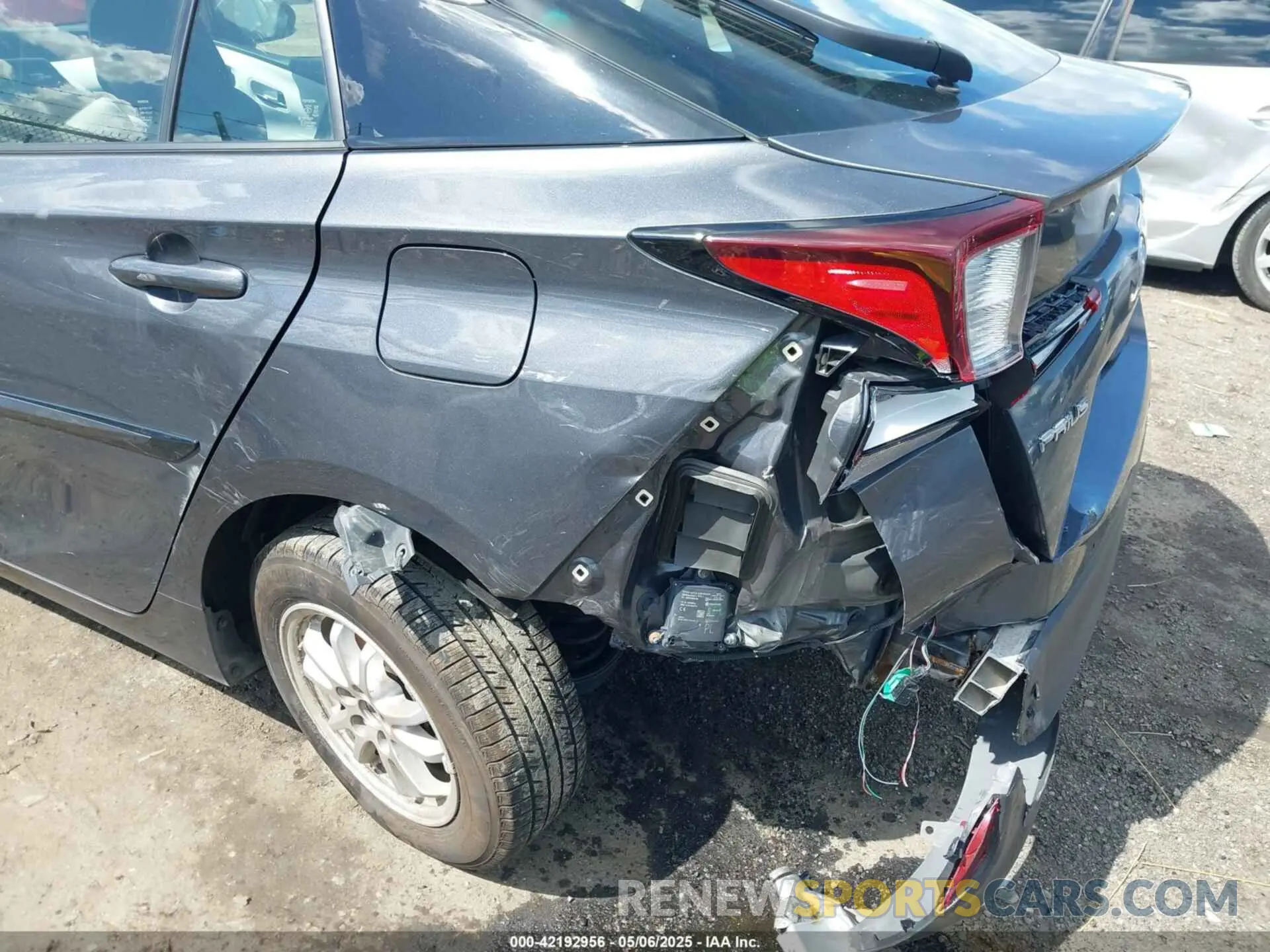 17 Photograph of a damaged car JTDL9RFU2K3005915 TOYOTA PRIUS 2019