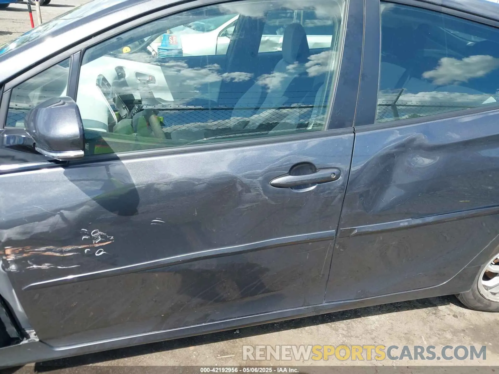 18 Photograph of a damaged car JTDL9RFU2K3005915 TOYOTA PRIUS 2019