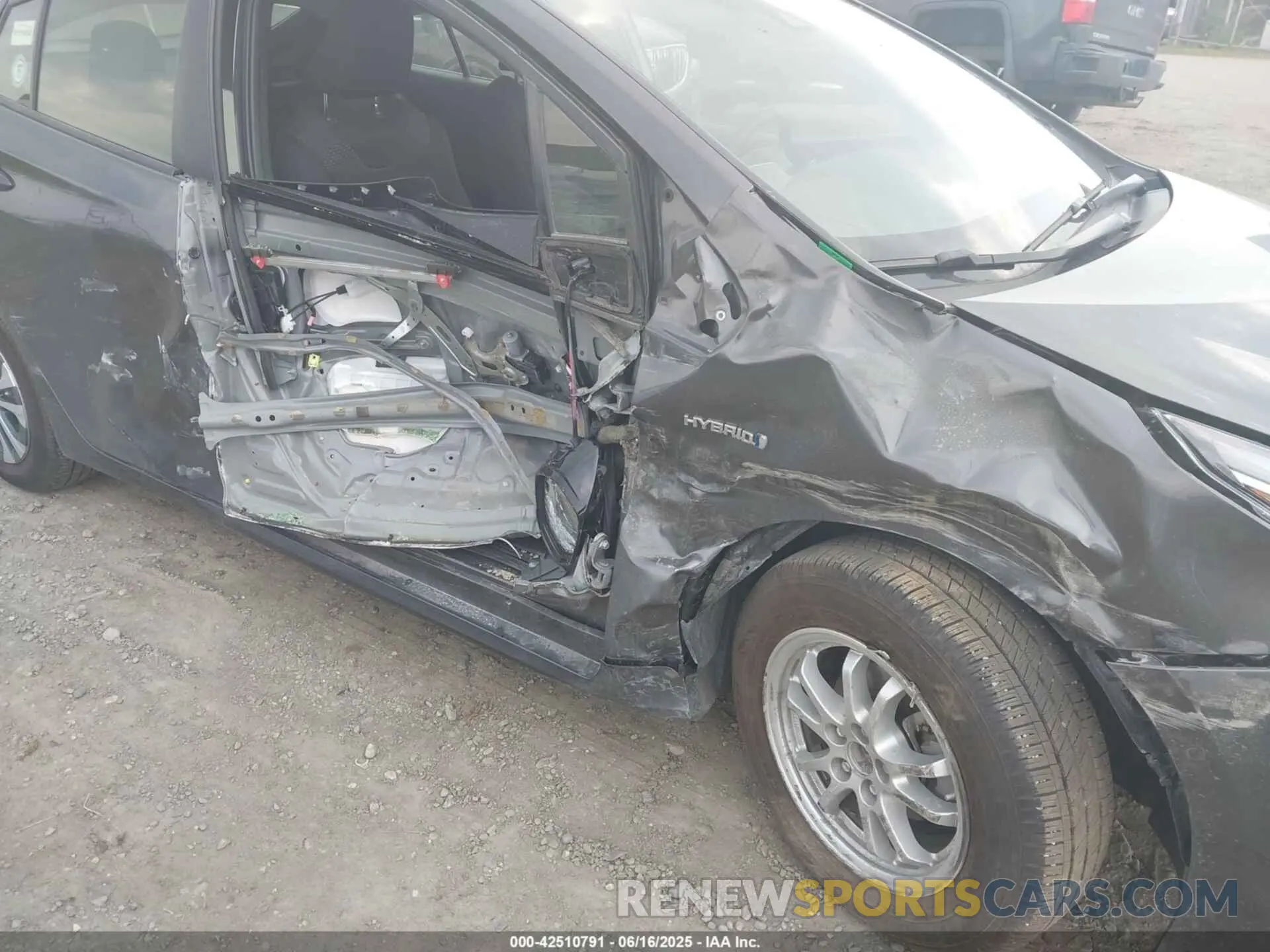 6 Photograph of a damaged car JTDL9RFU6K3010339 TOYOTA PRIUS 2019