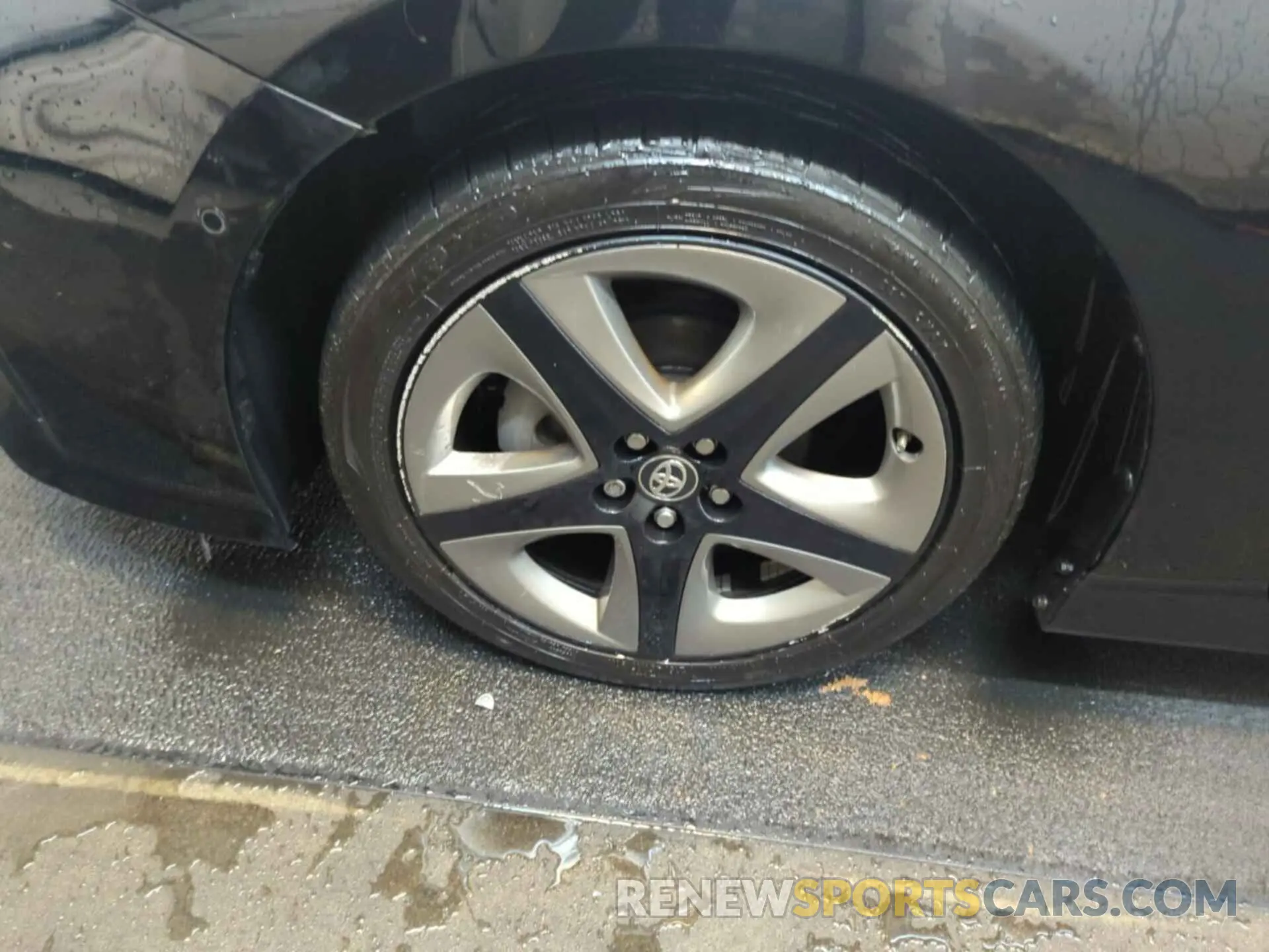 31 Photograph of a damaged car JTDKARFU5L3115040 TOYOTA PRIUS 2020