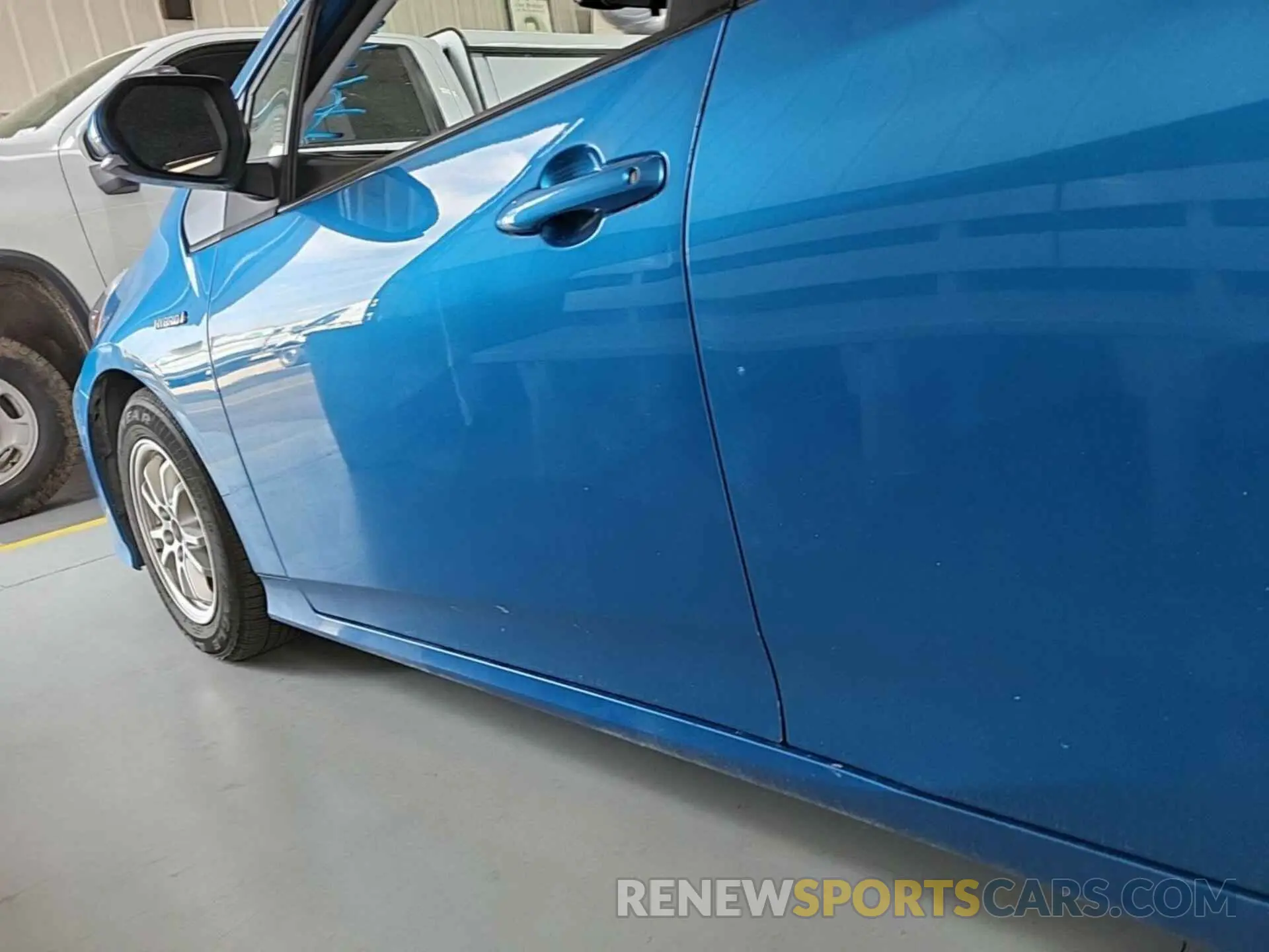 28 Photograph of a damaged car JTDL9MFU2M3030867 TOYOTA PRIUS 2021
