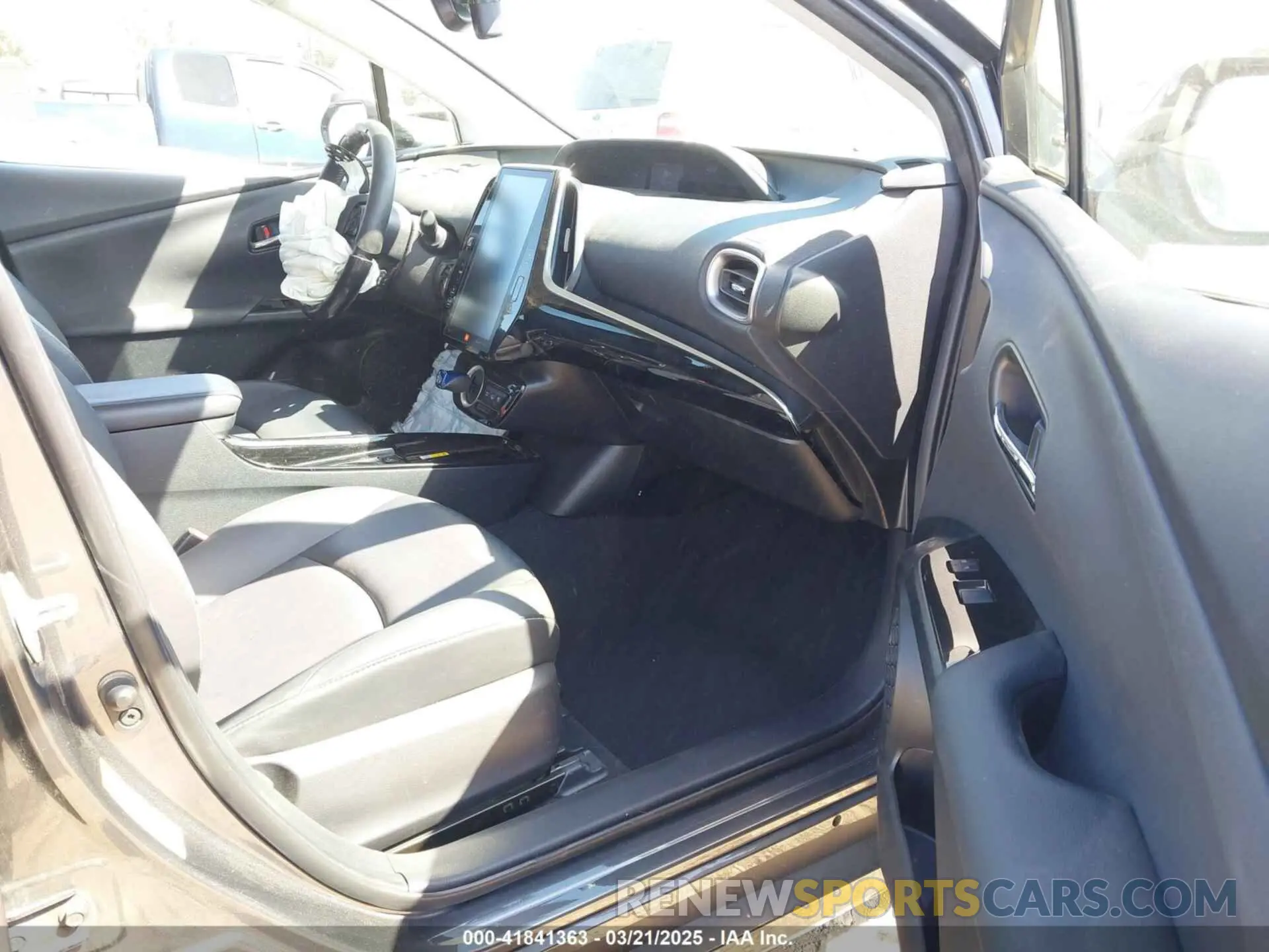5 Photograph of a damaged car JTDKARFP1L3145839 TOYOTA PRIUS PRIME 2020