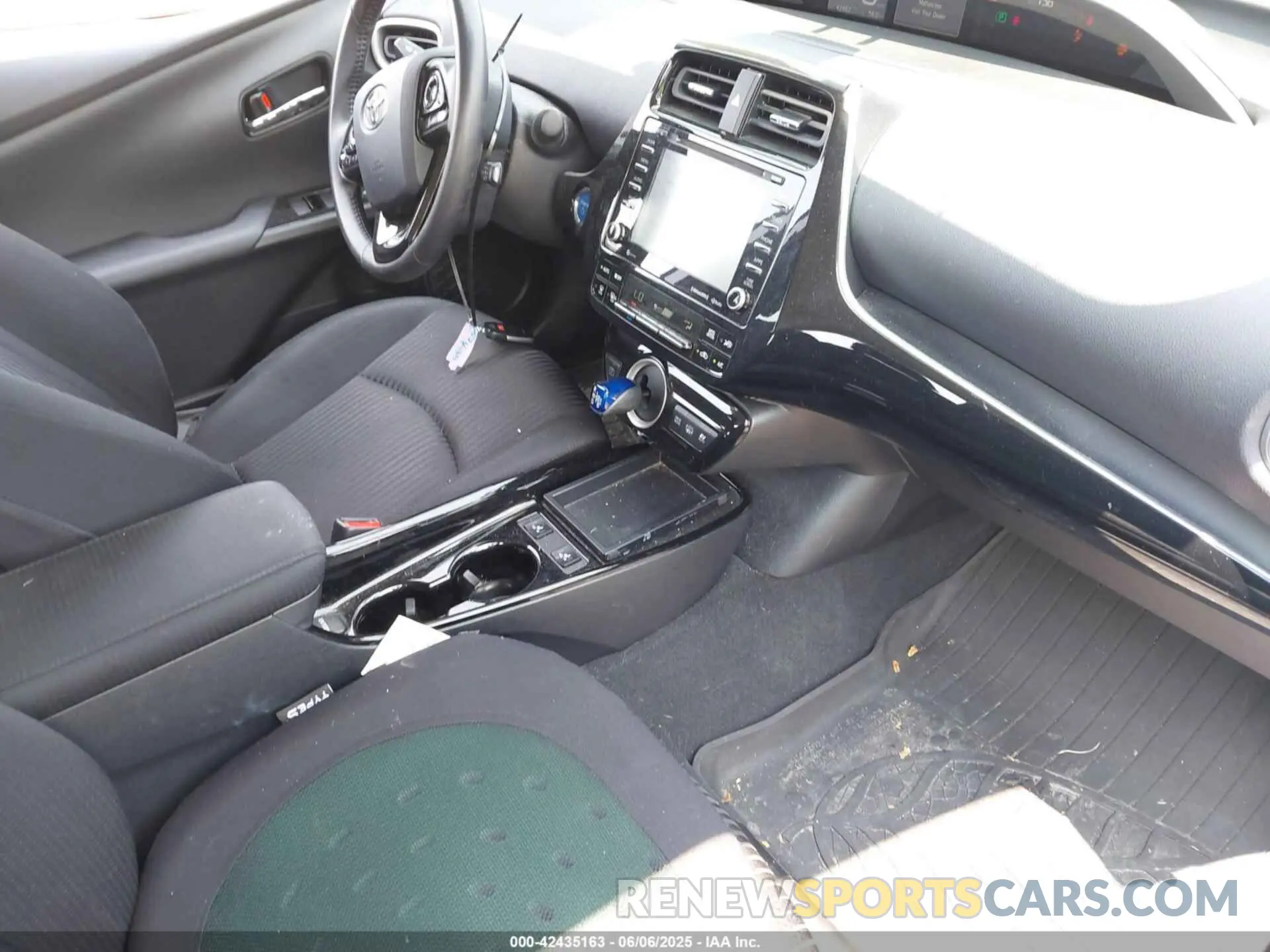 5 Photograph of a damaged car JTDKARFP5L3159548 TOYOTA PRIUS PRIME 2020