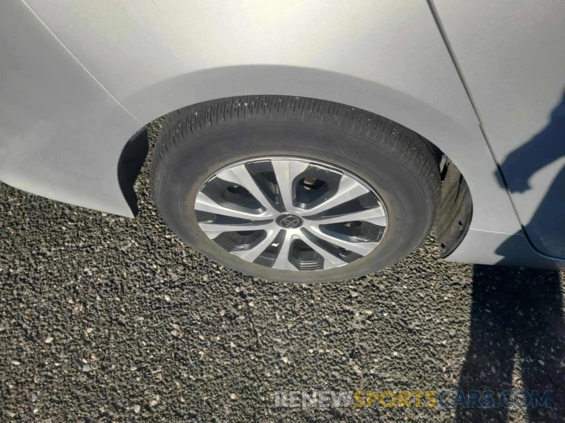 32 Photograph of a damaged car JTDKARFP7L3147403 TOYOTA PRIUS PRIME 2020