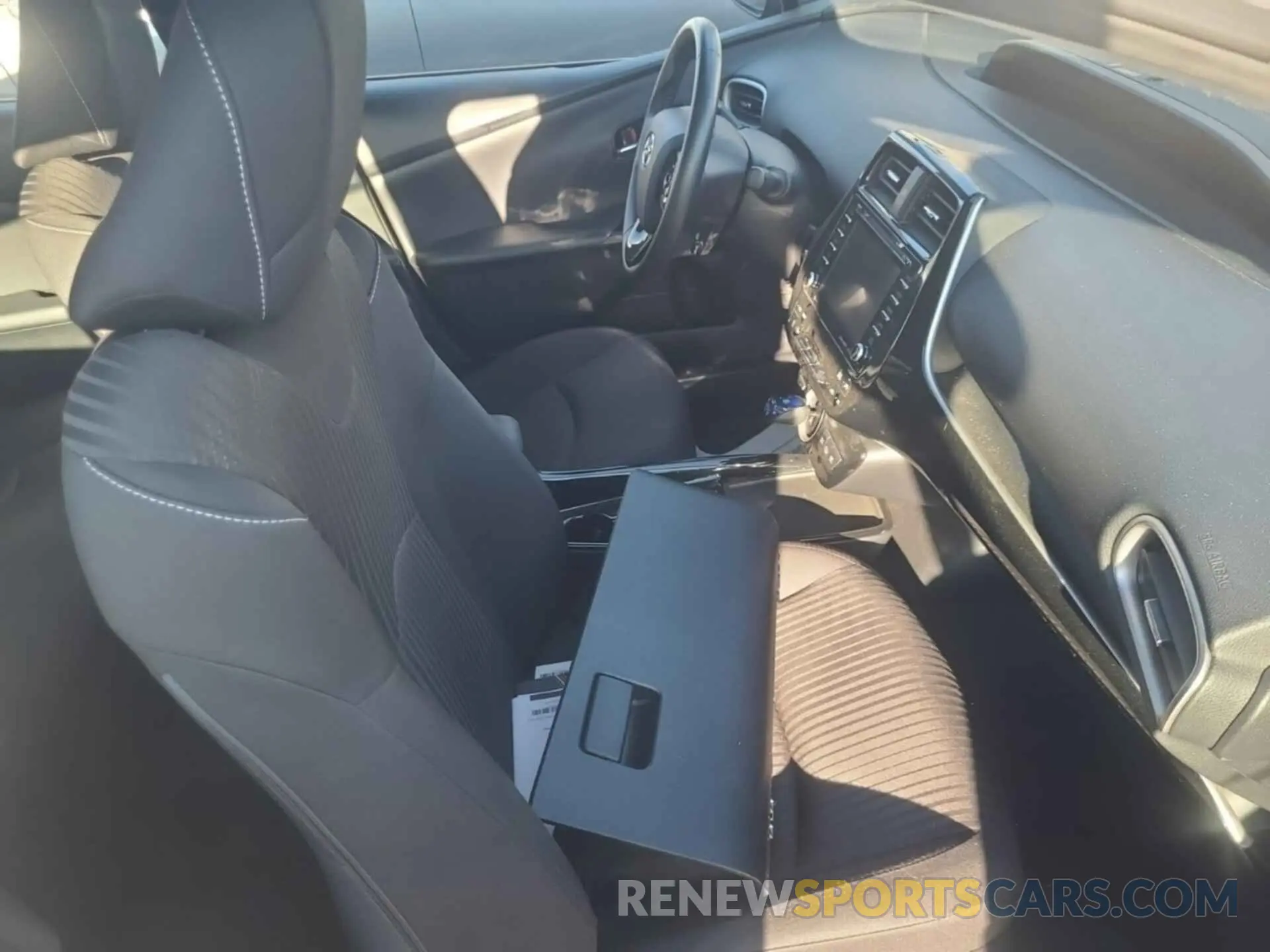 33 Photograph of a damaged car JTDKARFP7L3147403 TOYOTA PRIUS PRIME 2020