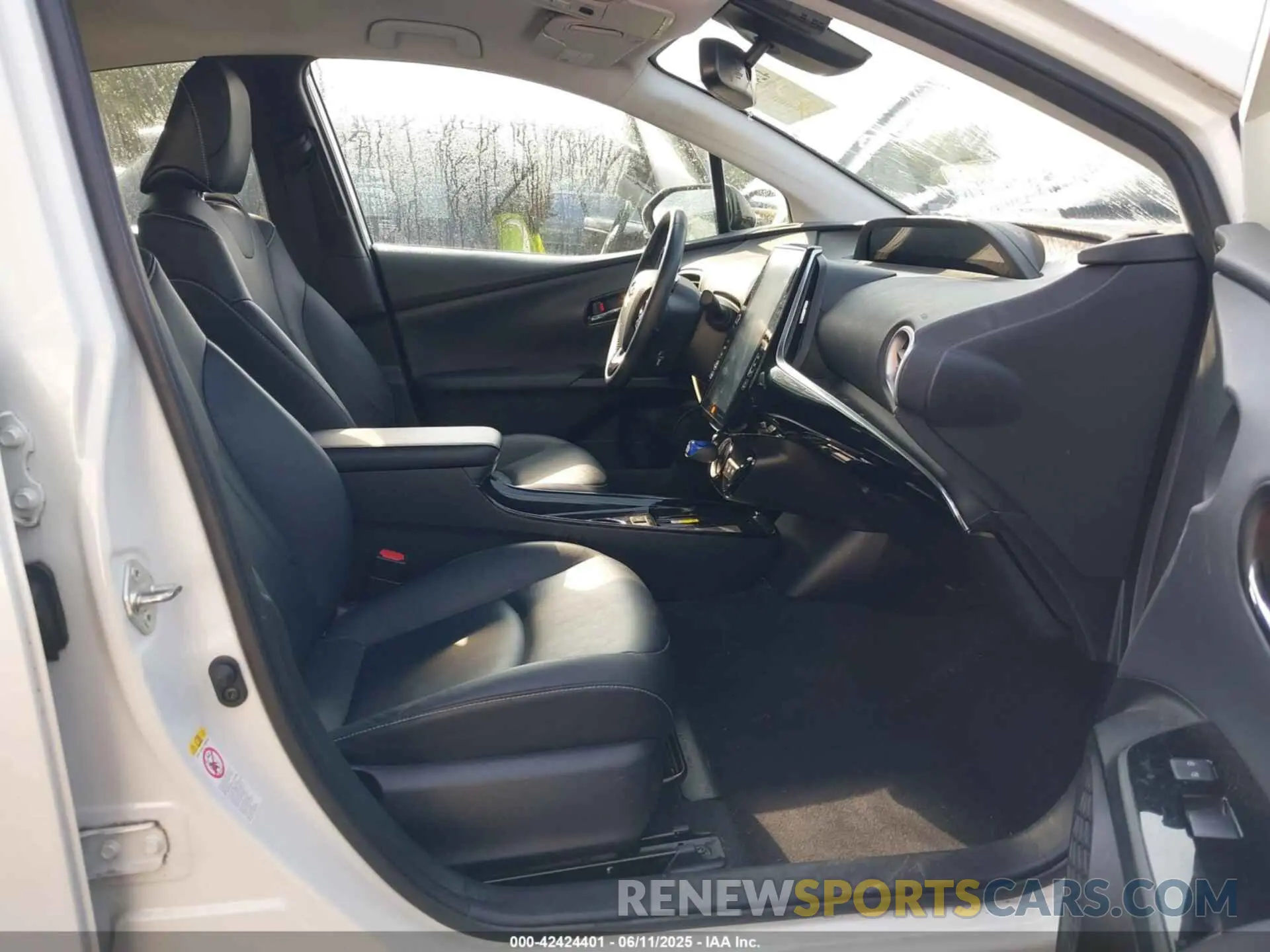 5 Photograph of a damaged car JTDKARFP8L3150861 TOYOTA PRIUS PRIME 2020