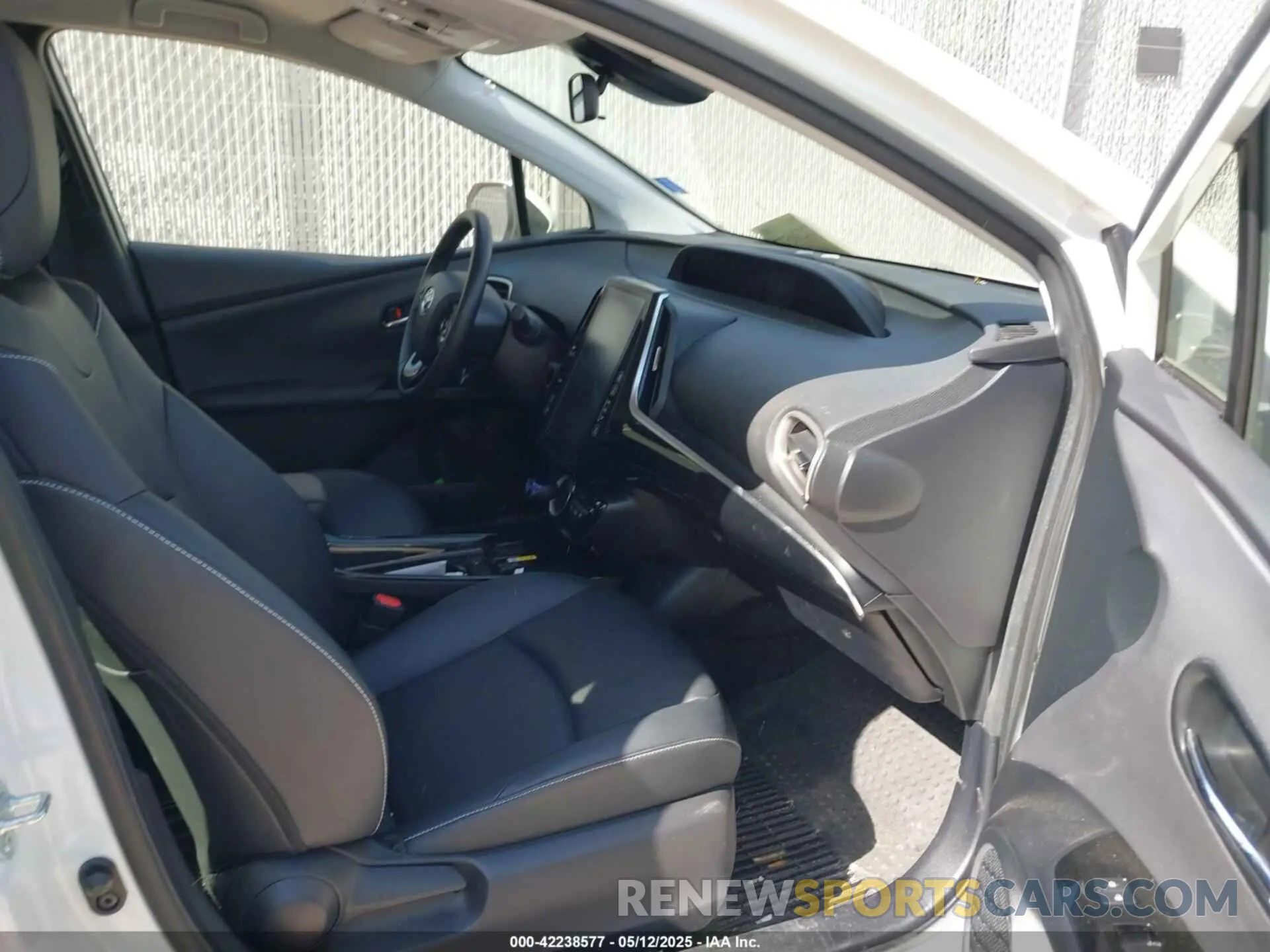 5 Photograph of a damaged car JTDKAMFP3N3202936 TOYOTA PRIUS PRIME 2022