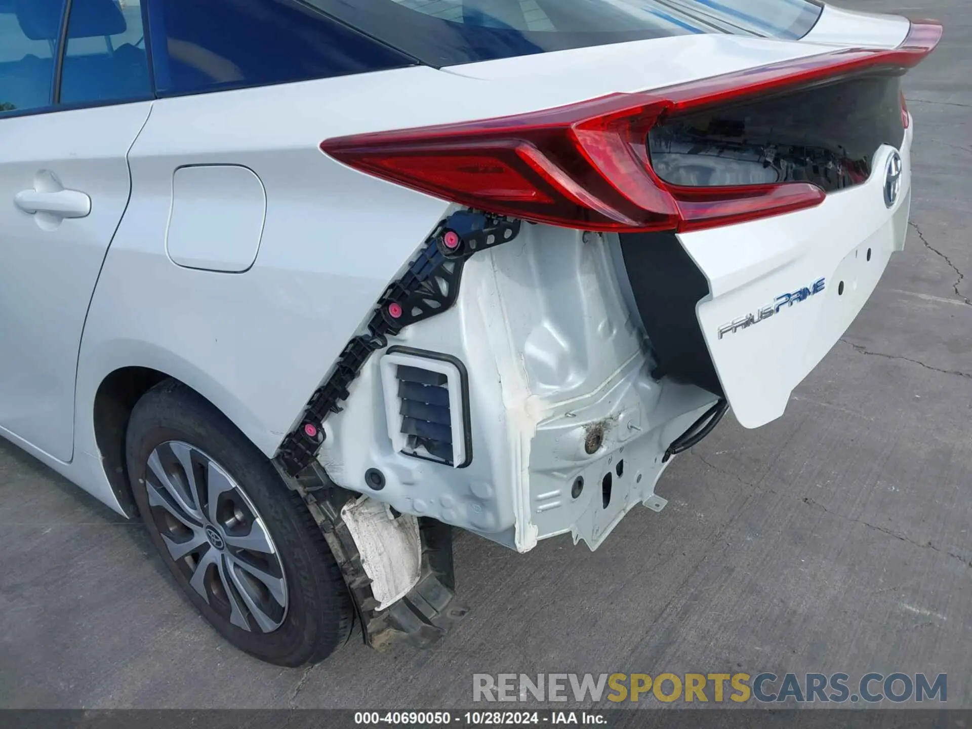 18 Photograph of a damaged car JTDKAMFP4N3221446 TOYOTA PRIUS PRIME 2022