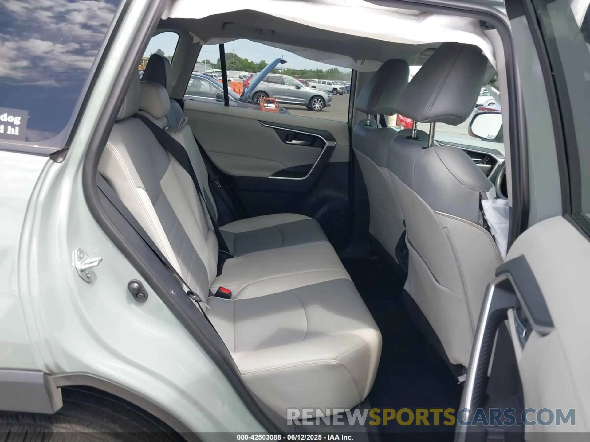 8 Photograph of a damaged car 2T3A1RFV0KC011797 TOYOTA RAV4 2019