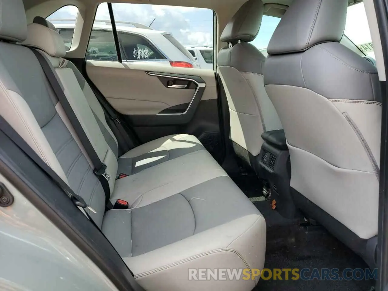 11 Photograph of a damaged car 2T3A1RFV0KW039453 TOYOTA RAV4 2019