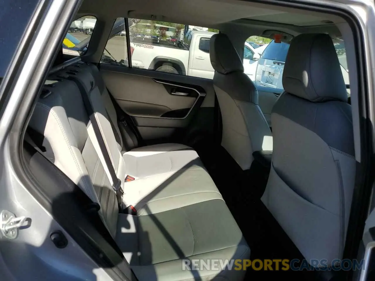 10 Photograph of a damaged car 2T3A1RFV0KW051537 TOYOTA RAV4 2019