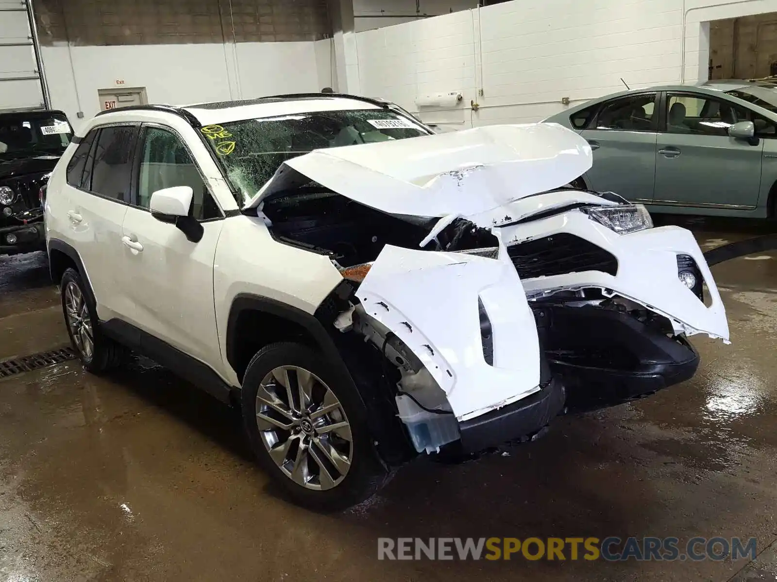 1 Photograph of a damaged car 2T3A1RFV0KW061193 TOYOTA RAV4 2019