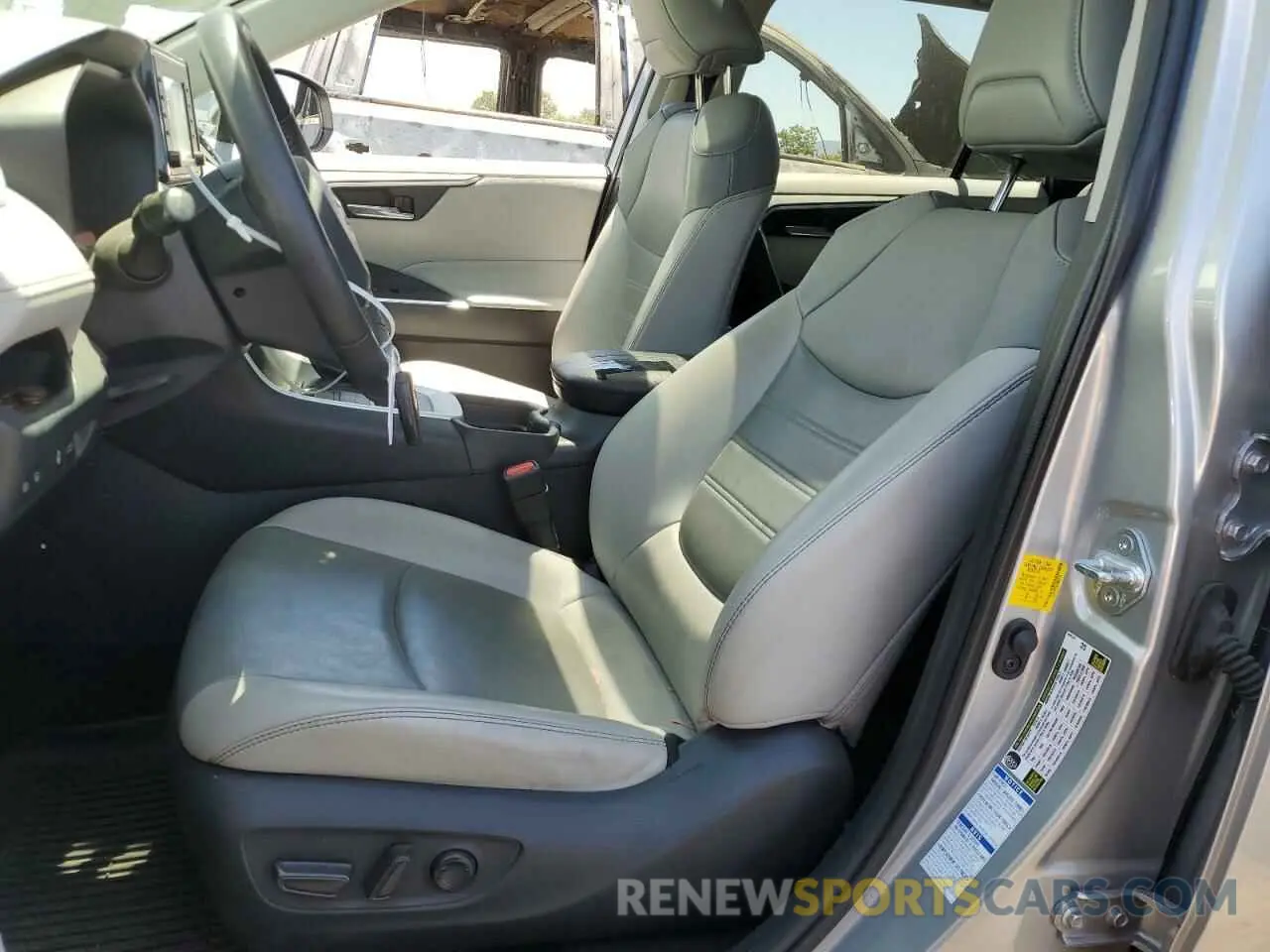7 Photograph of a damaged car 2T3A1RFV0KW083176 TOYOTA RAV4 2019