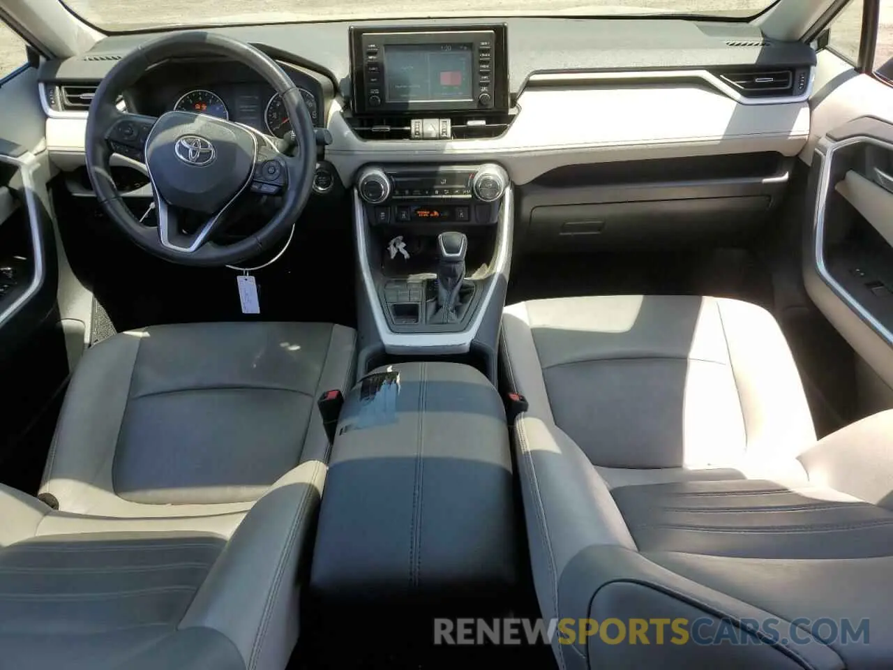 8 Photograph of a damaged car 2T3A1RFV0KW083176 TOYOTA RAV4 2019