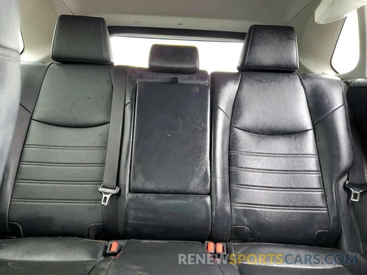 10 Photograph of a damaged car 2T3A1RFV2KC001370 TOYOTA RAV4 2019