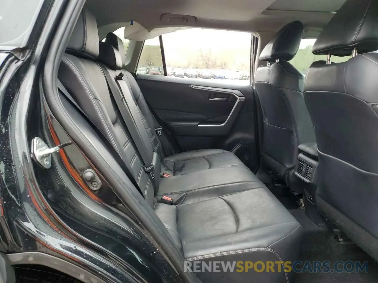 11 Photograph of a damaged car 2T3A1RFV2KC001370 TOYOTA RAV4 2019